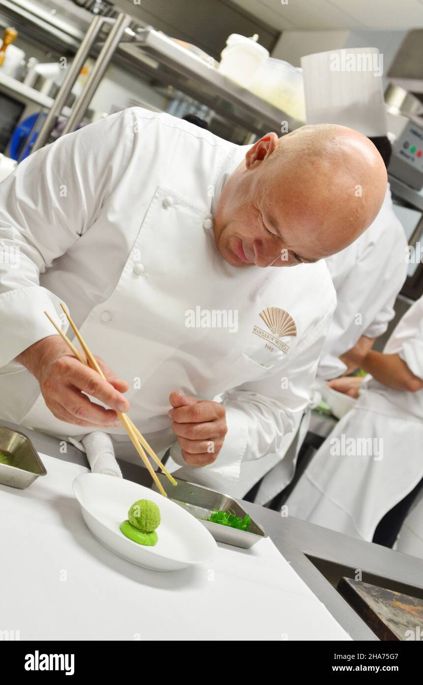 FRANCE.PARIS (75) 8TH ARRONDISSEMENT.HÔTEL MANDARIN ORIENTAL.LE CHEF THIERRY MARX EST À LA TÊTE DES DEUX RESTAURANTS DE L'HÔTEL, LE CAMELIA ET LE SUR-M. Banque D'Images