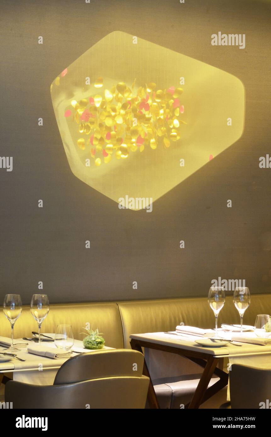 FRANCE.PARIS (75) 8TH ARRONDISSEMENT.HÔTEL MANDARIN ORIENTAL.LE RESTAURANT « LE CAMELIA », AVEC LA DÉCORATION FAITE PAR PATRICK JOUIN ET SANJIT MANKU. Banque D'Images