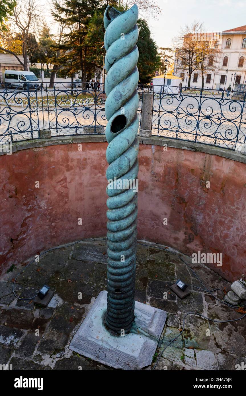 ISTANBUL, TURQUIE - 9 décembre 2020 : la colonne de serpent, également connue sous le nom de colonne de Serpentine, Tripode Plataean ou Tripode Delphi, est une ancienne co de bronze Banque D'Images