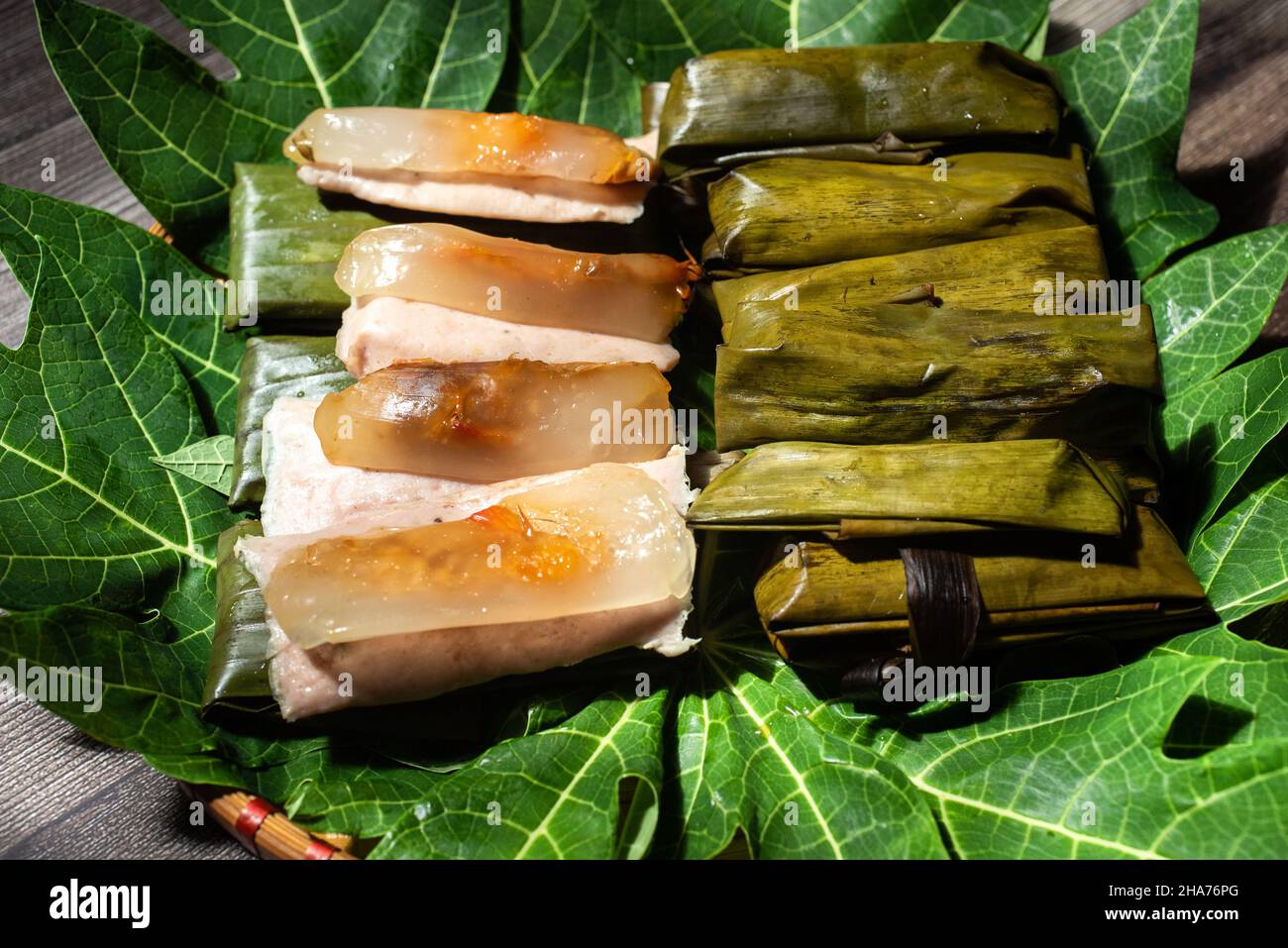 Le Banh bot loc est un gâteau fait de farine de tapioca avec des ingrédients comprenant de la viande meurtrisée, des crevettes et un mélange d'épices traditionnelles vietnamiennes. Banque D'Images