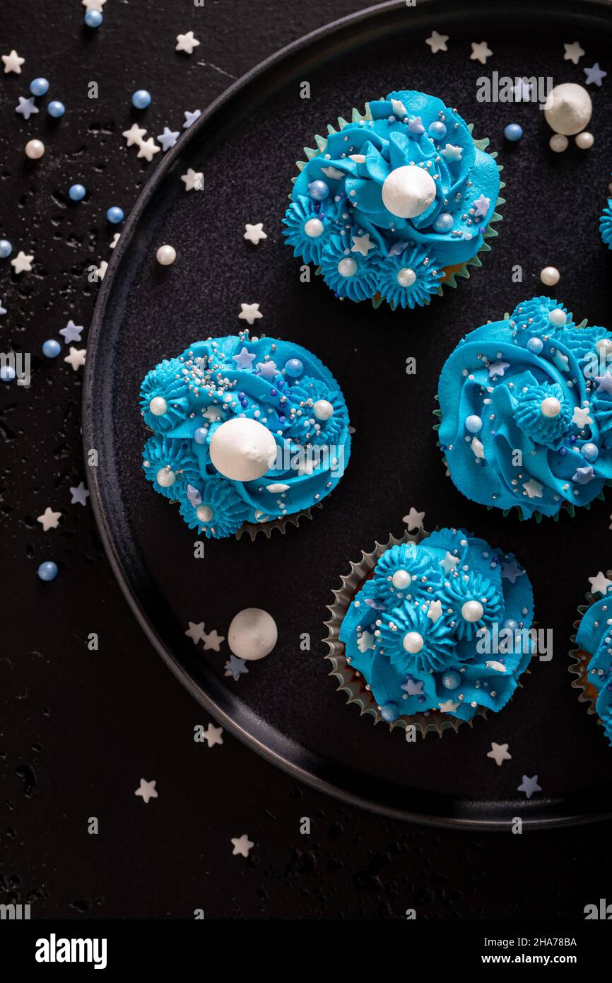 Cupcakes uniques à base de saupoudrer et de crème bleue.Dessert bleu  parfait avec des saupoudrées Photo Stock - Alamy