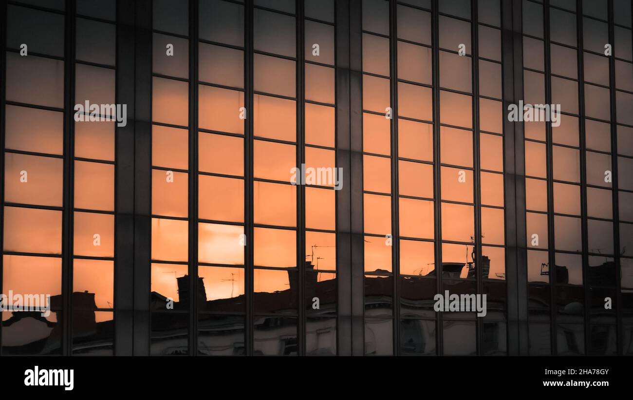 Détail architectural de la façade avec reflets orange d'autres bâtiments.Arrière-plan de l'architecture Banque D'Images