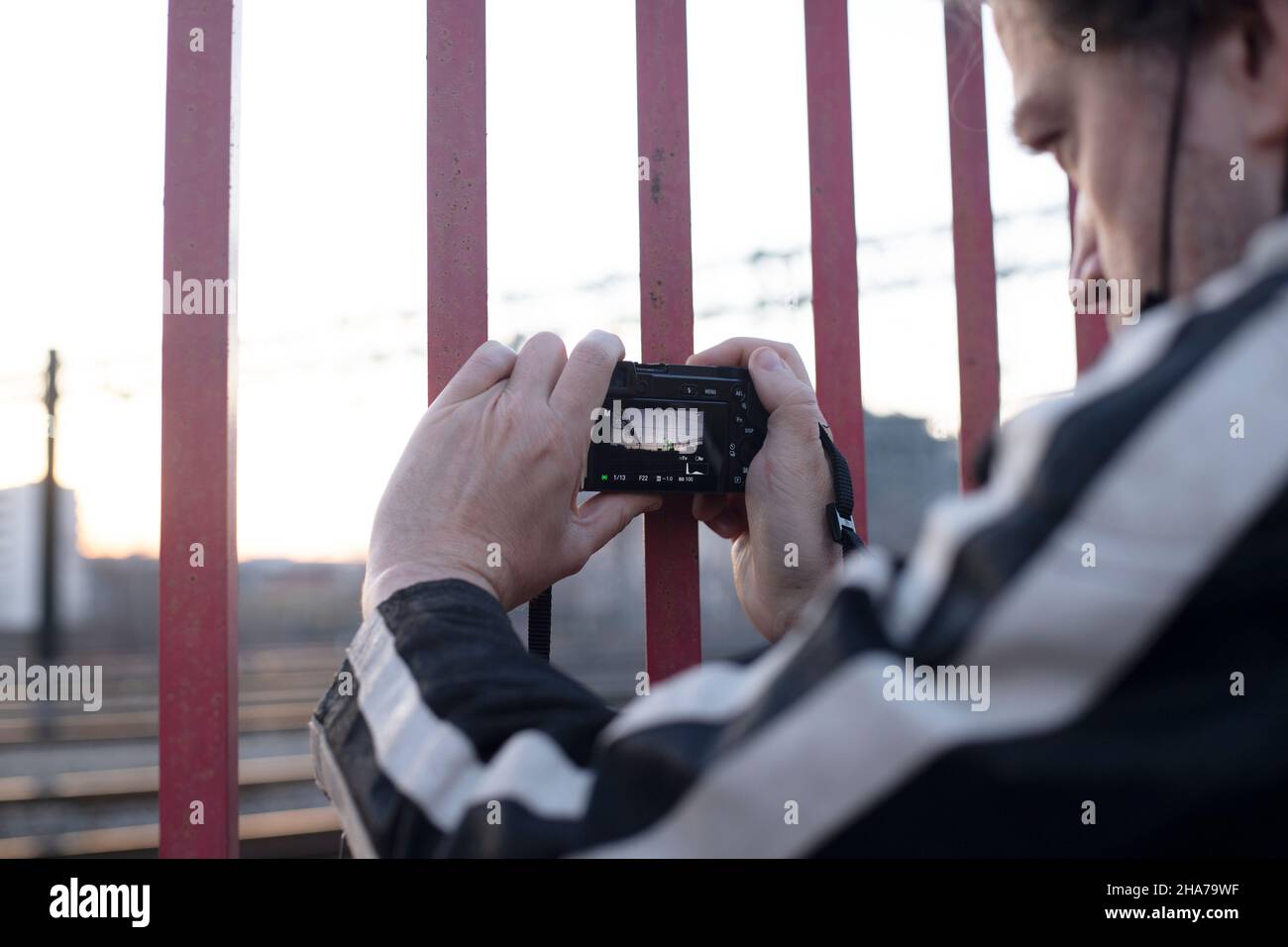 mains de l'homme prendre une photo avec un appareil photo numérique et de l'écran à l'appareil photo Banque D'Images