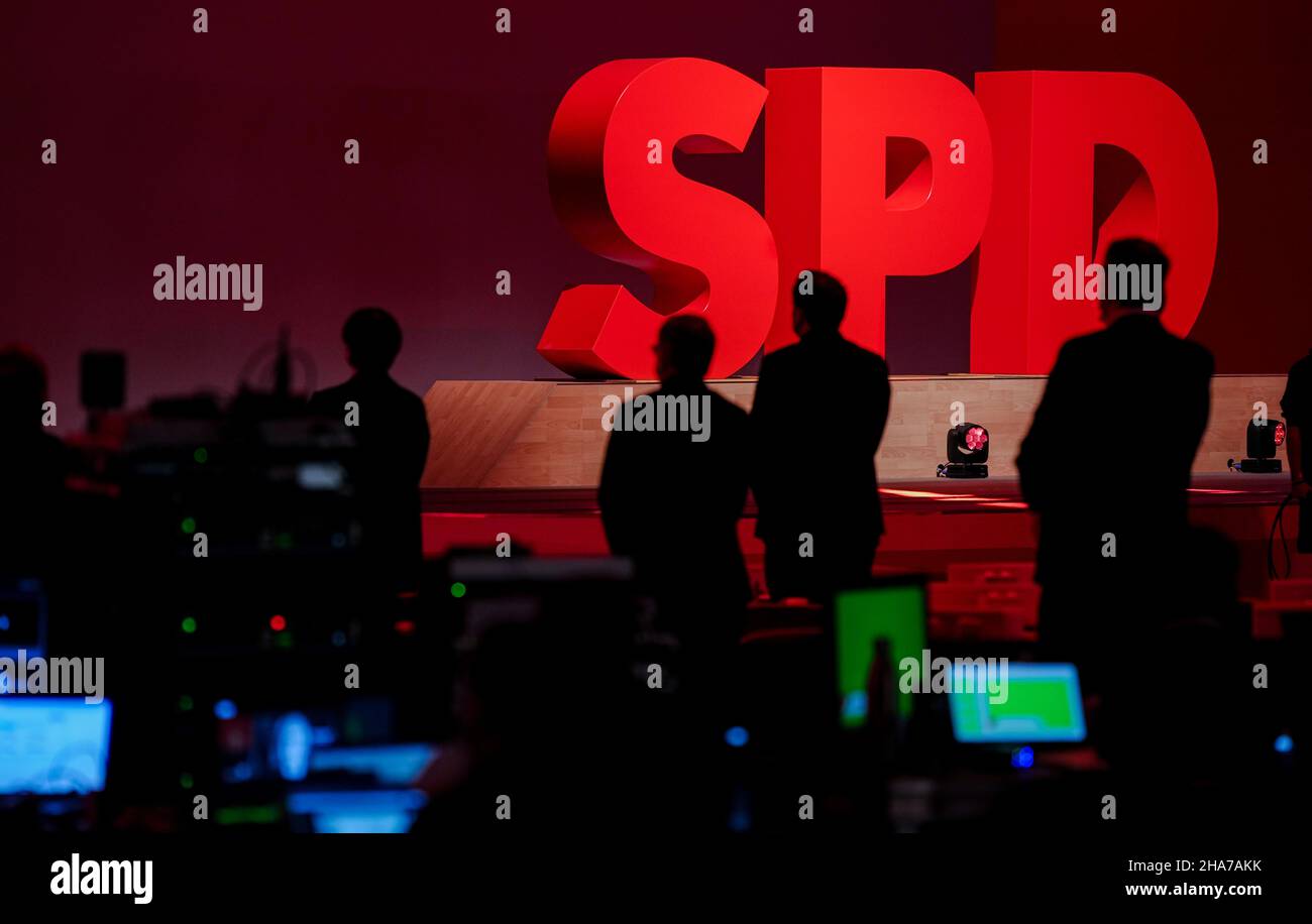 Berlin, Allemagne.11th décembre 2021.Le logo du SPD brille à la conférence du parti fédéral du SPD.L'objectif de l'événement est l'élection du nouveau chef du parti.Les quelque 600 délégués se réunissent pour la convention en grande partie sous forme numérique.Par conséquent, les résultats de l'élection doivent être confirmés par un vote postal.Credit: Kay Nietfeld/dpa/Alay Live News Banque D'Images
