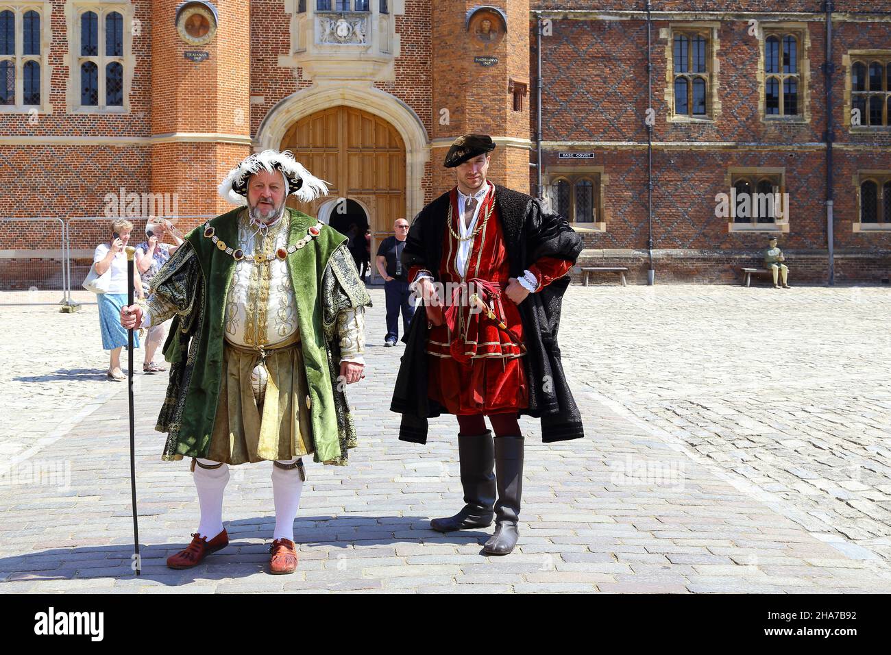 HAMPTON, GRANDE-BRETAGNE - 18 MAI 2014 : il s'agit d'un artiste non identifié dans les personnages du roi Henry VIII et du cardinal Thomas Wolsey dans l'Hampton Banque D'Images