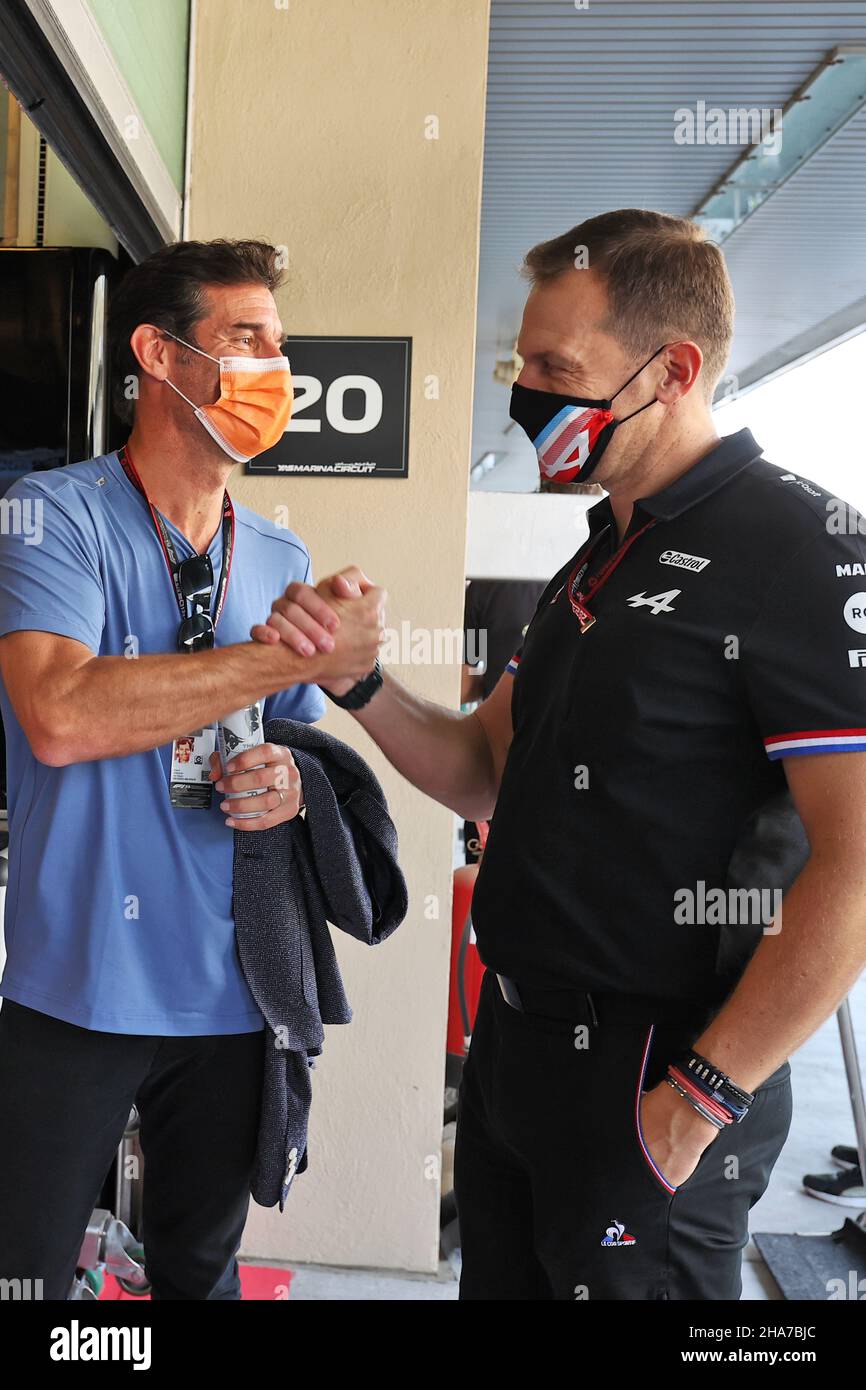 Abu Dhabi, Émirats arabes Unis.11th décembre 2021.(De gauche à droite): Mark Webber (AUS) Channel 4 le présentateur célèbre OOscar Piastri (AUS) PREMA Racing en remportant le Championnat F2 avec Laurent Rossi (FRA) Alpine Chief Executive Officer.Grand Prix d'Abu Dhabi, samedi 11th décembre 2021.Yas Marina circuit, Abu Dhabi, Émirats Arabes Unis.11.12.2021. Championnat du monde de Formule 1, Rd 22, Grand Prix d'Abu Dhabi, circuit de Yas Marina, Abu Dhabi, Journée de qualification.Le crédit photo doit être lu : images XPB/Press Association.Crédit : XPB Images Ltd/Alamy Live News Banque D'Images