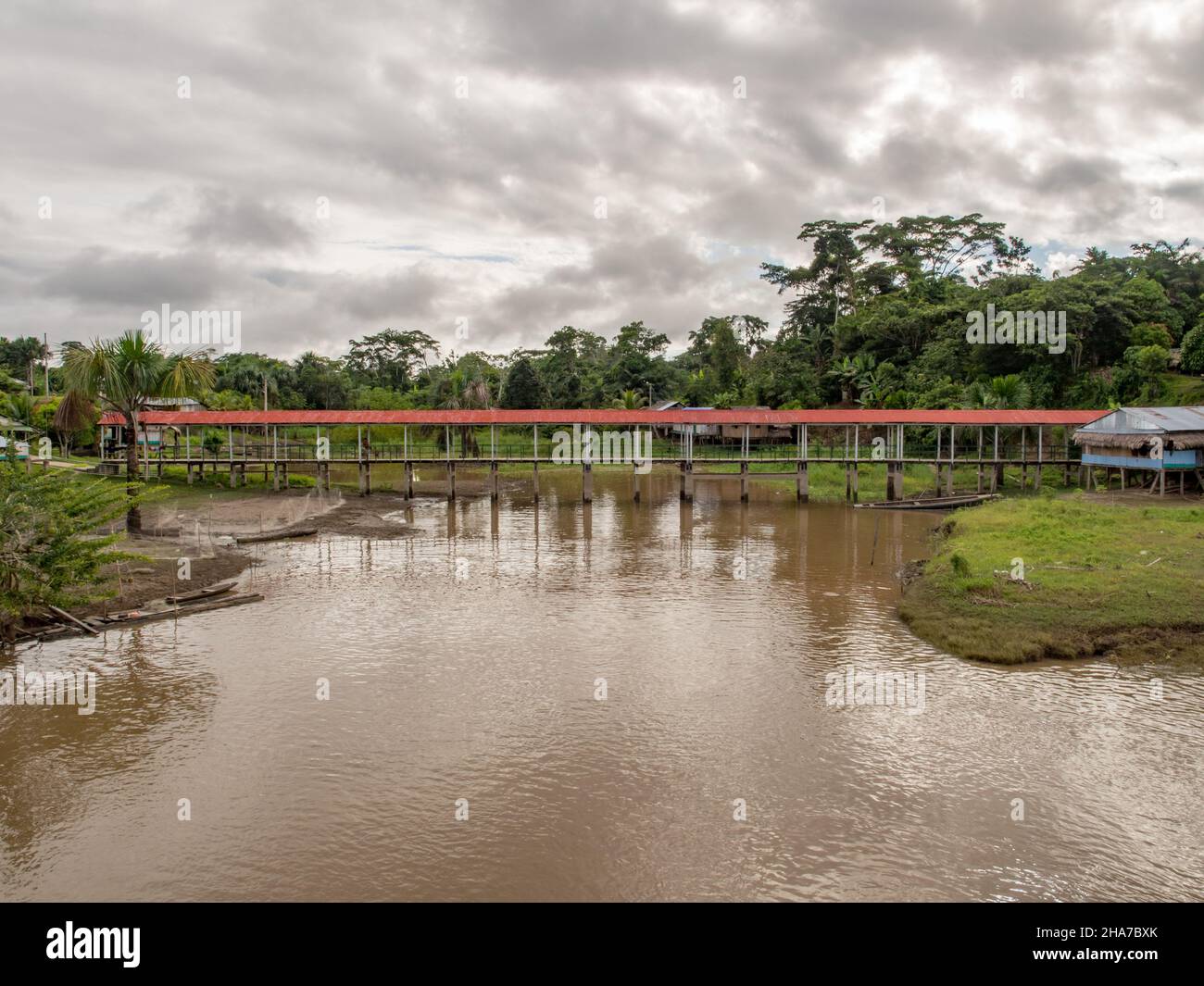 Amazone, Pérou - Mai 2016 : Pont en bois dans le petit village sur la rive de l'Amazone.Amazonie.Amérique du Sud. Banque D'Images
