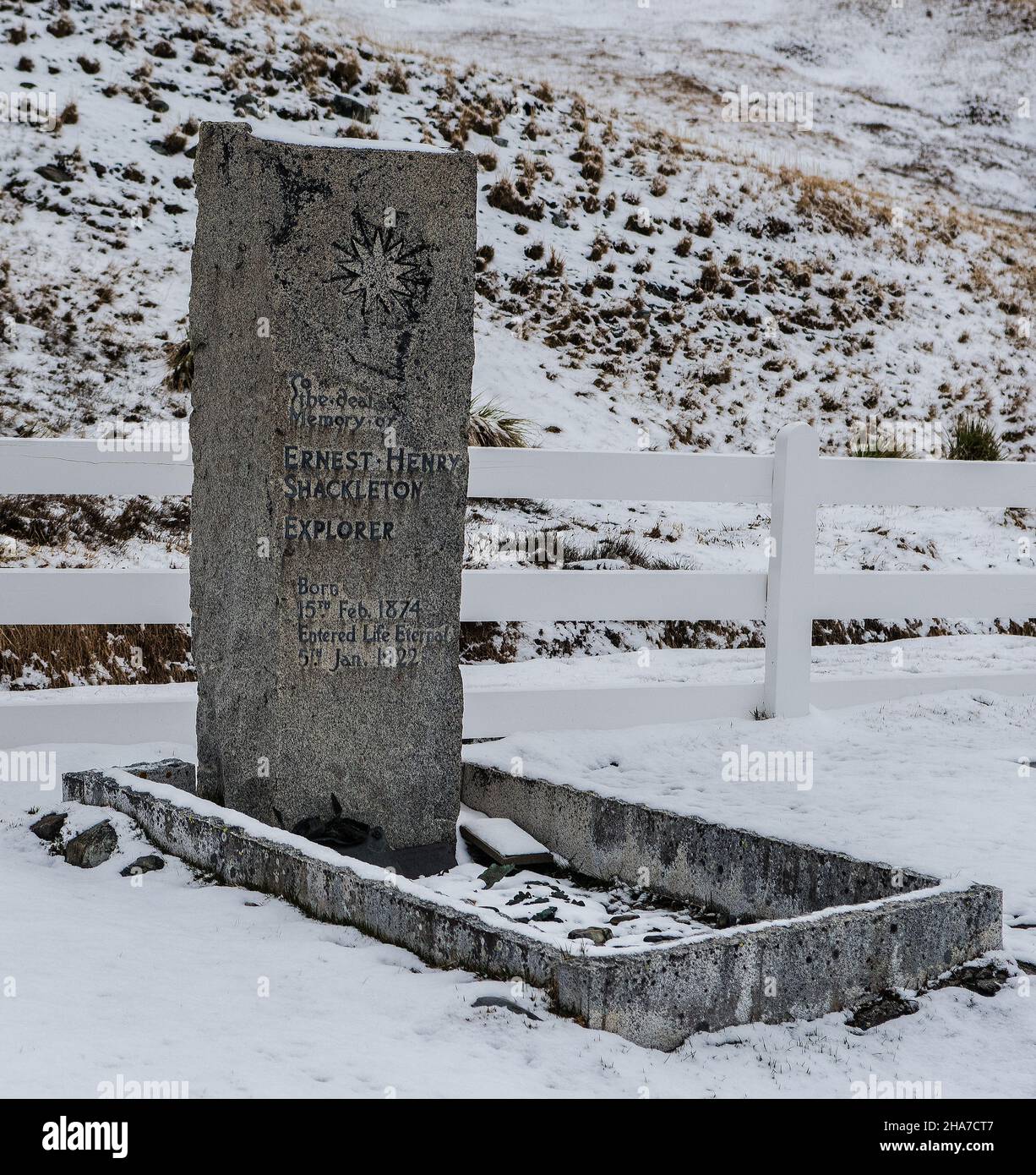 La pierre tombale d'Edward Shackleton dans le cimetière de Grytviken, en Géorgie du Sud Banque D'Images