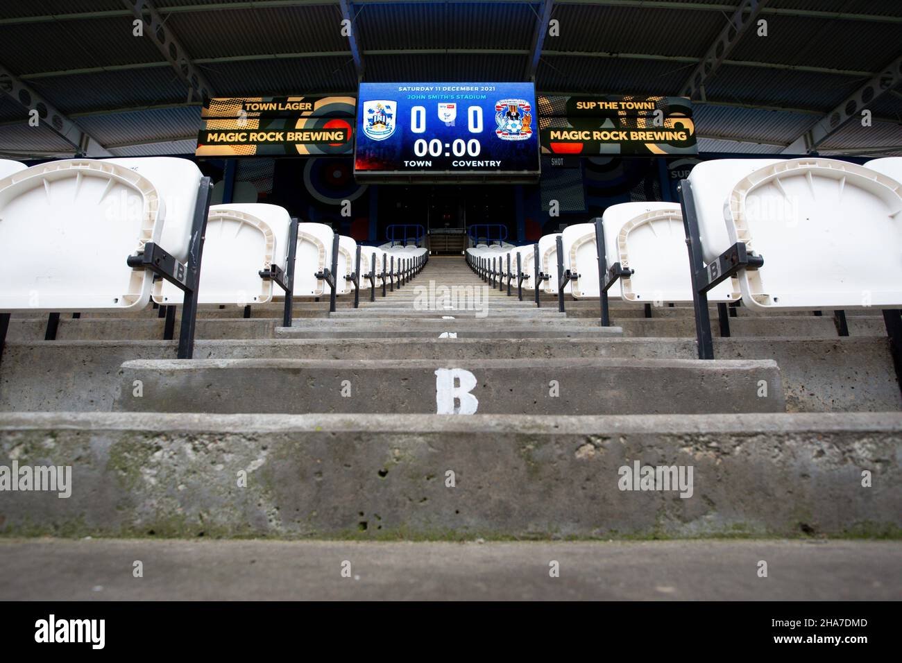 Vue sur le tableau de bord électronique à l'intérieur du stade John Smiths, stade de la ville de Huddersfield Banque D'Images