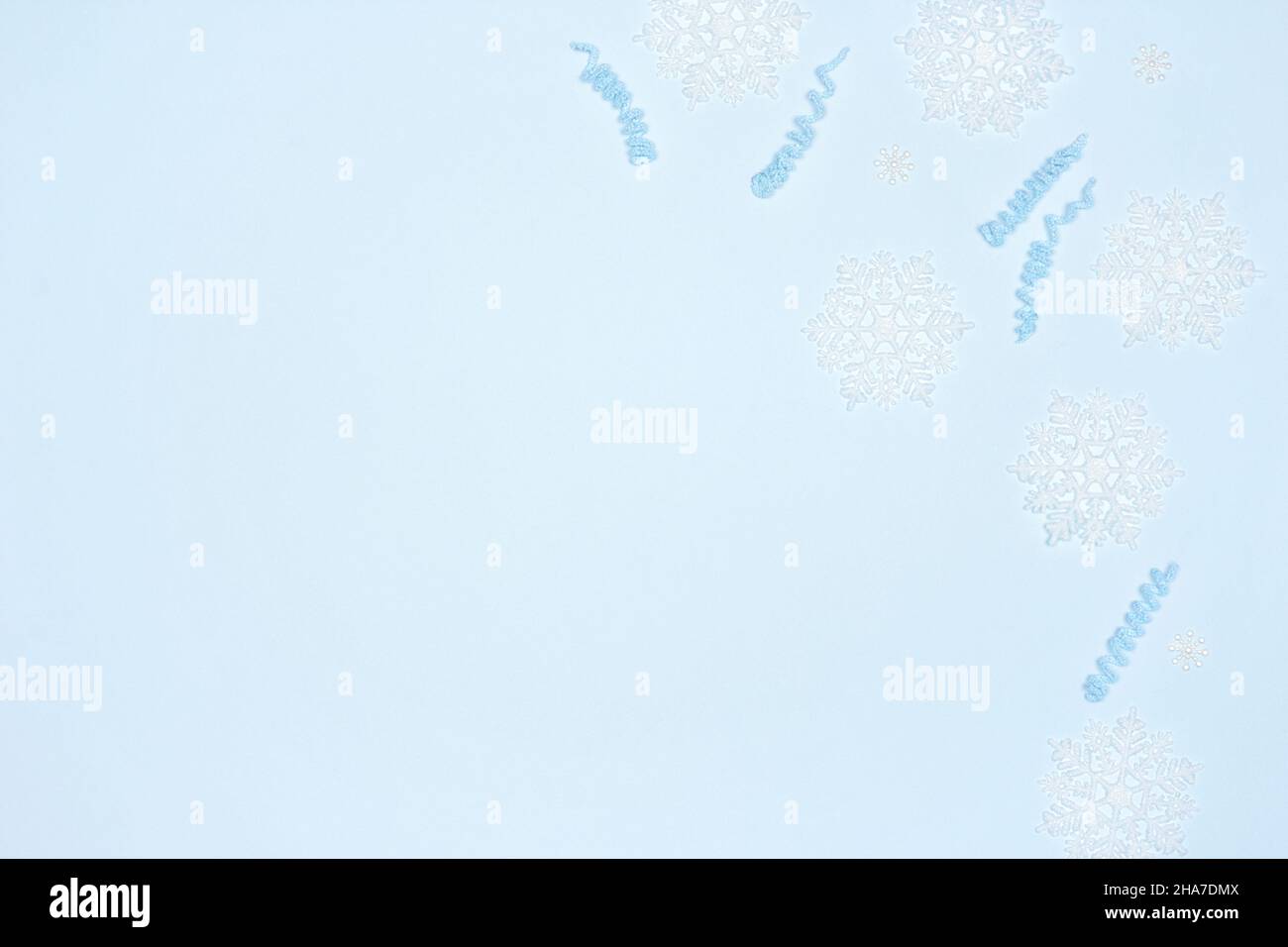 Cadre d'hiver bleu simple avec flocons de neige lumineux blancs.Copier l'espace Banque D'Images