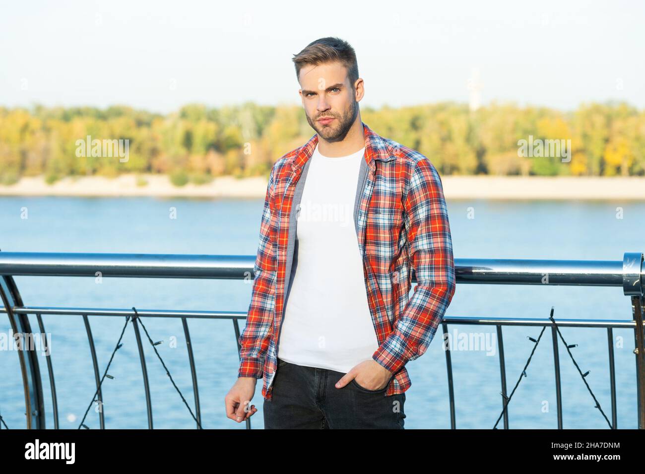jeune homme tendance modèle de mode dans une chemise à l'extérieur, style  de vie Photo Stock - Alamy