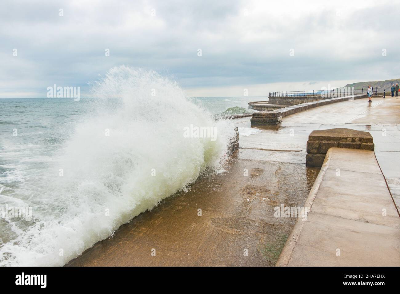 Vagues écrasant et mer agitée dans le Yorkshire de Scarborough Banque D'Images