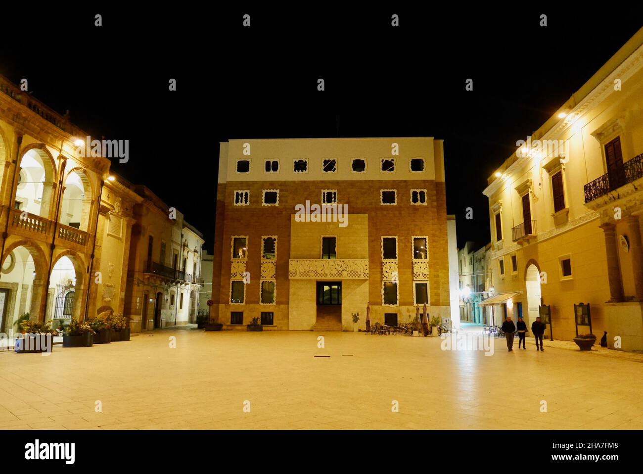 Place principale illuminée de Marsala la nuit dans la province de Trapani, Sicile, Italie. Banque D'Images