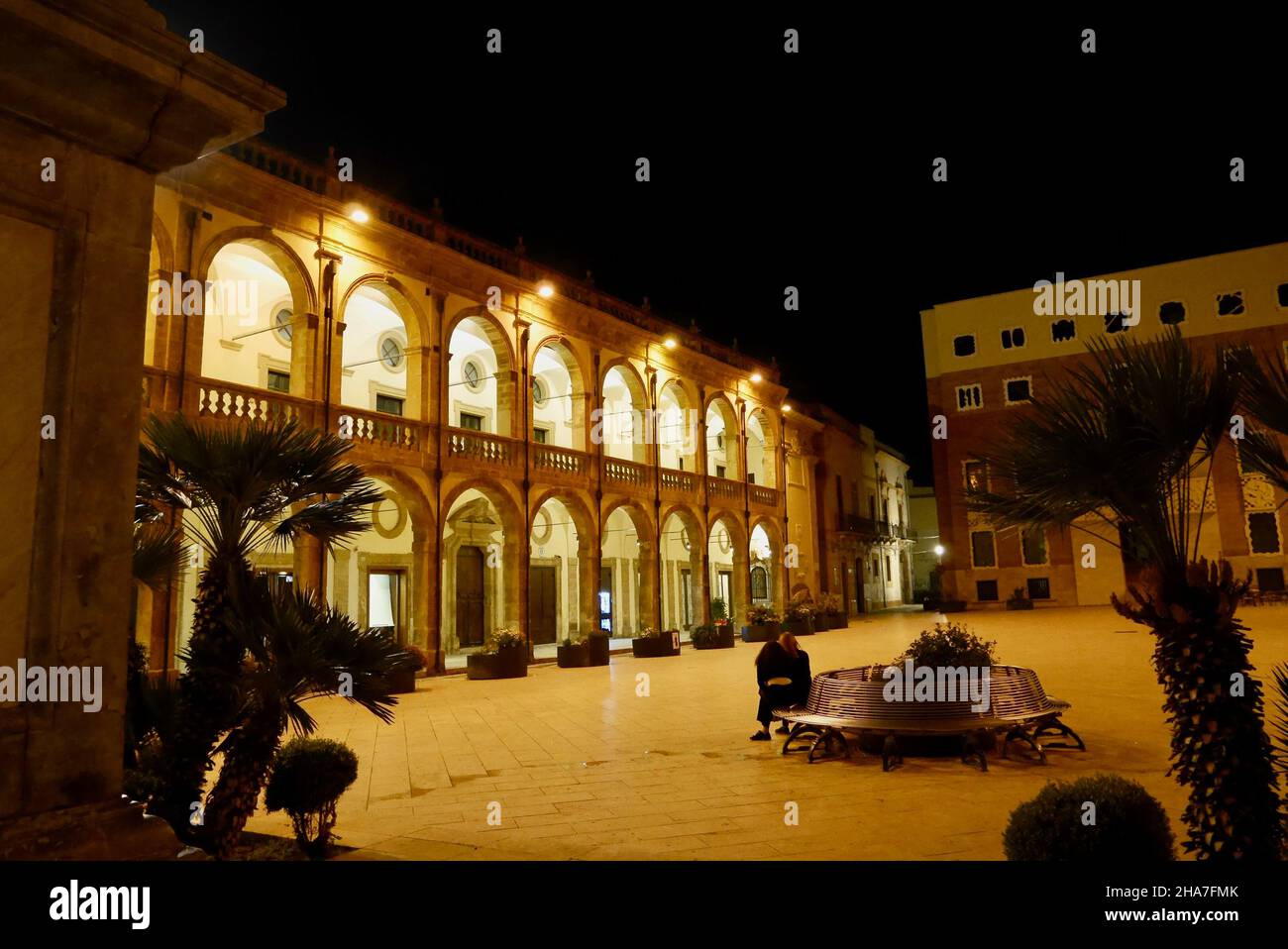 Place principale illuminée de Marsala la nuit dans la province de Trapani, Sicile, Italie. Banque D'Images