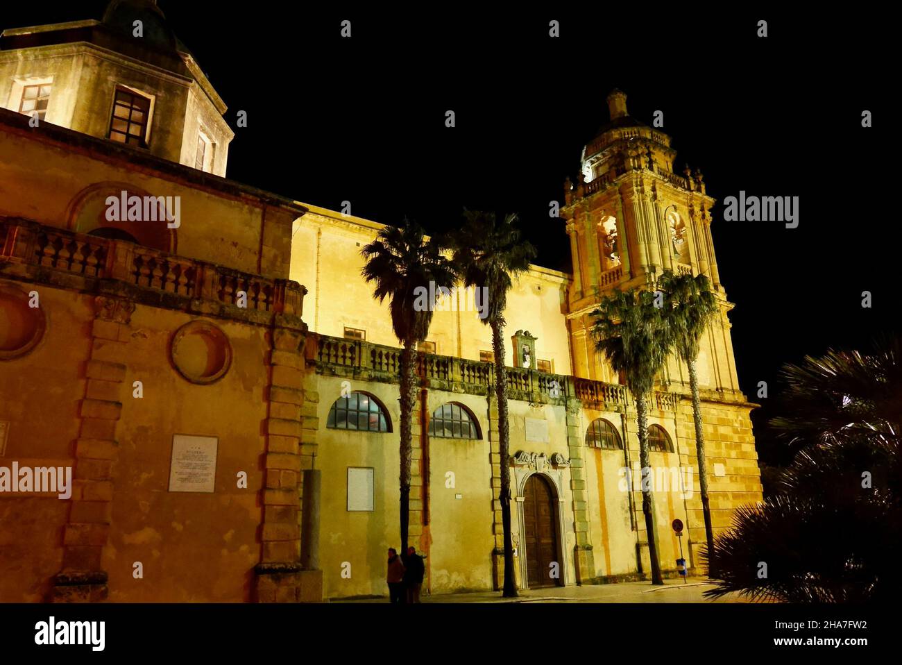 Cathédrale illuminée de Marsala la nuit dans la province de Trapani, Sicile, Italie. Banque D'Images