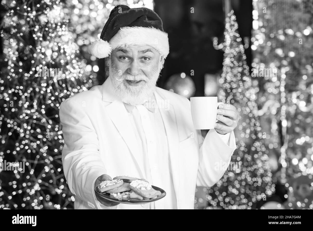 Le Père Noël près de l'arbre de noël.Joyeux Noël.Père père Noël barbu.Le Père Noël se détendant.Vacances d'hiver.Grand-père âgé à la maison Banque D'Images