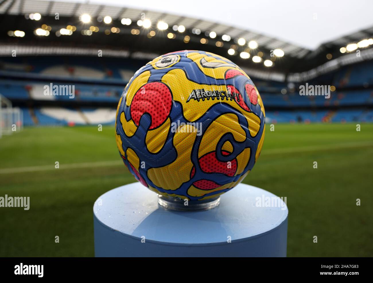 Vue du ballon de match jaune et bleu de la Nike Premier League Flight avant  le match de la Premier League au Etihad Stadium, Manchester.Date de la  photo: Samedi 11 décembre 2021