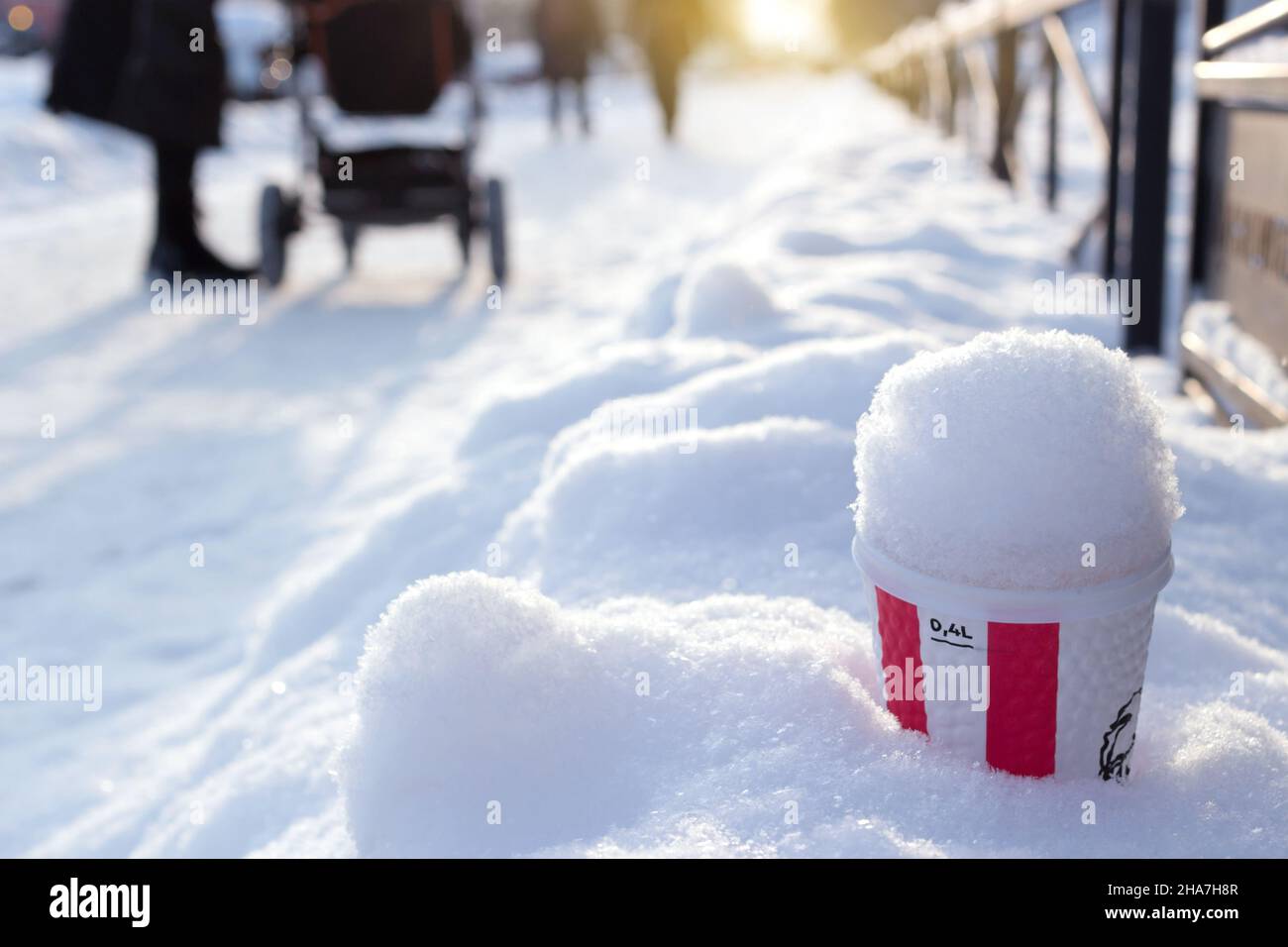 Hot Punch dans une tasse de papier de marque KFS dans une chasse-neige sur la rue d'hiver Banque D'Images