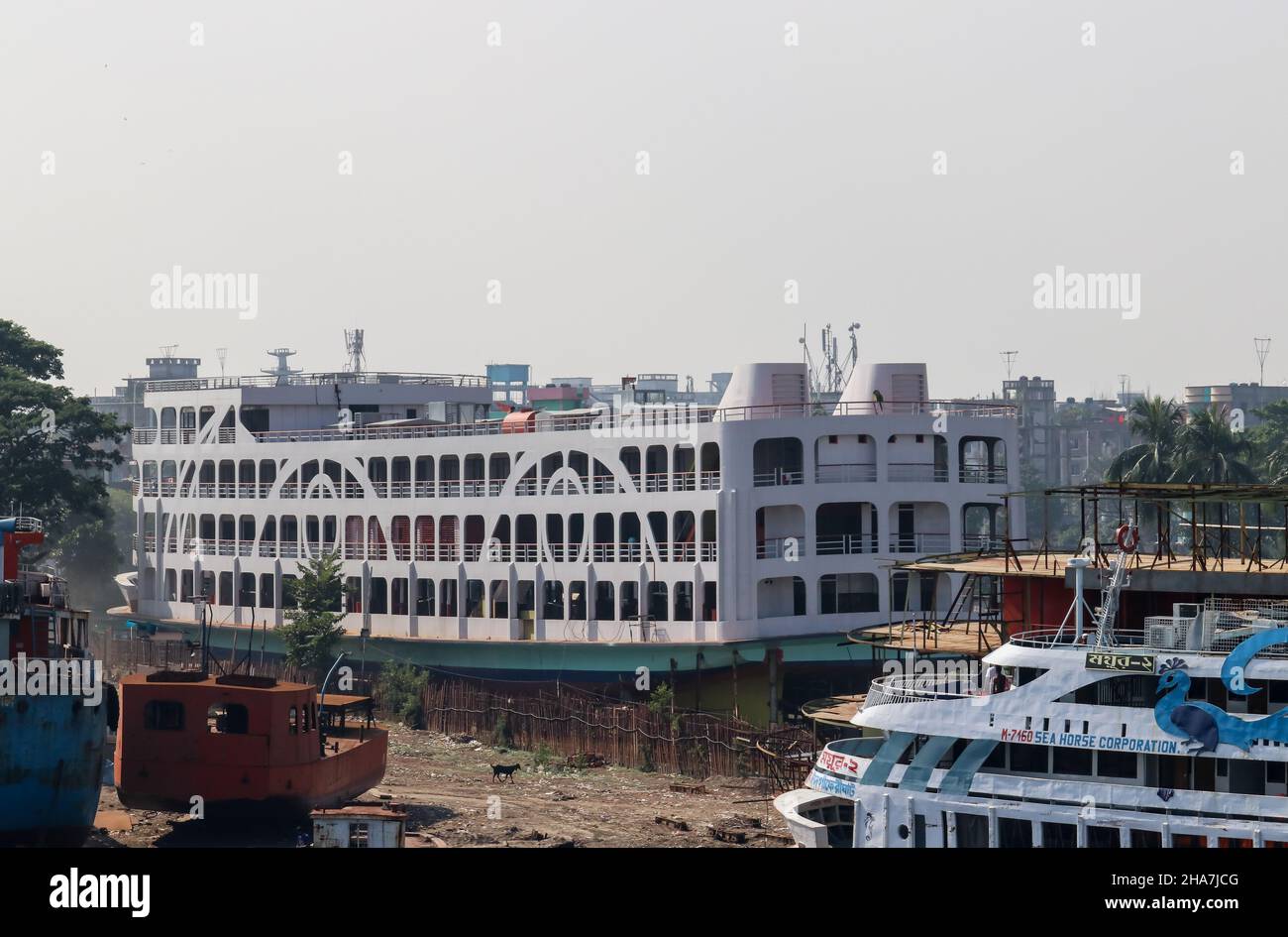 Dhaka, Bangladesh : le fleuve Buriganga coule à côté de Dhaka.Les chantiers maritimes le long de la rivière sont occupés à la construction navale et à la réparation tout au long de l'année Banque D'Images