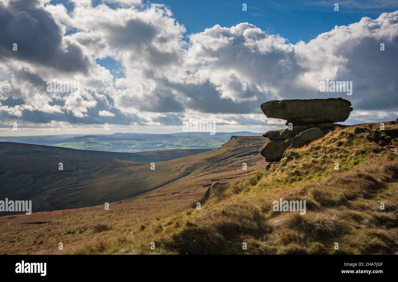 NOE tabouret regardant vers Edale Head sur le bord de Kinder Scout dans le Derbyshire Peak District UK Banque D'Images