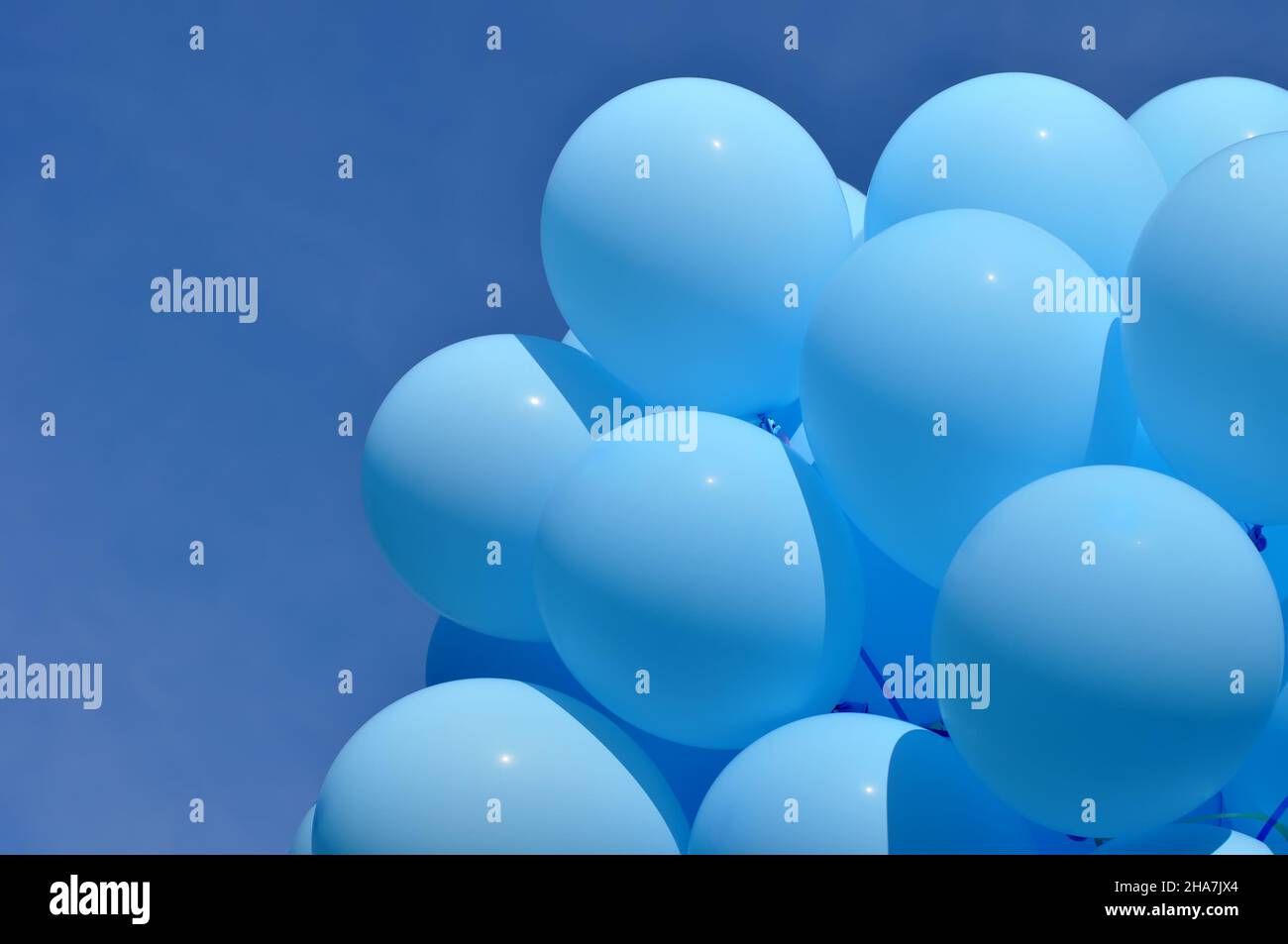 ballons bleus dans le festival de la ville contre ciel bleu clair Banque D'Images