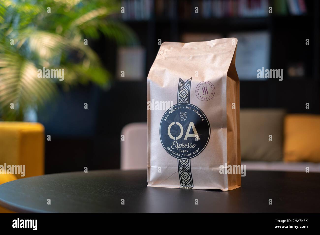 Estonie - 4 décembre 2021 : boîte de café OA en grains.Marque de café estonienne de qualité.OA Coffee, EN TANT que société IPO, augmente le capital de la bourse Nasdaq Baltic Banque D'Images