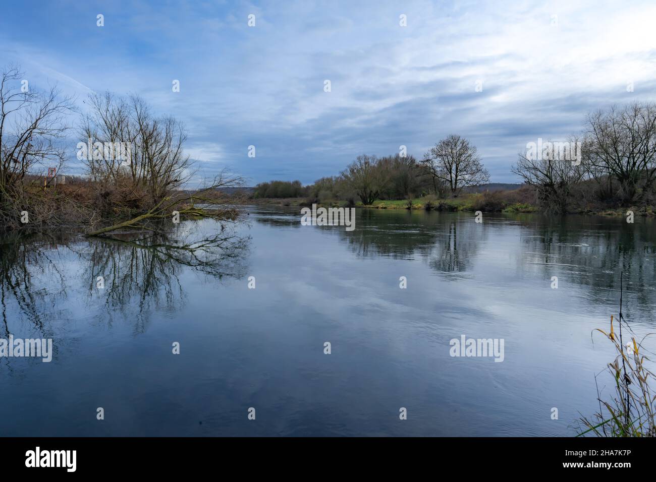 Vue panoramique sur la Ruhr à Mülheim an der Ruhr.Scène d'hiver typique dans la région de la Ruhr. Banque D'Images