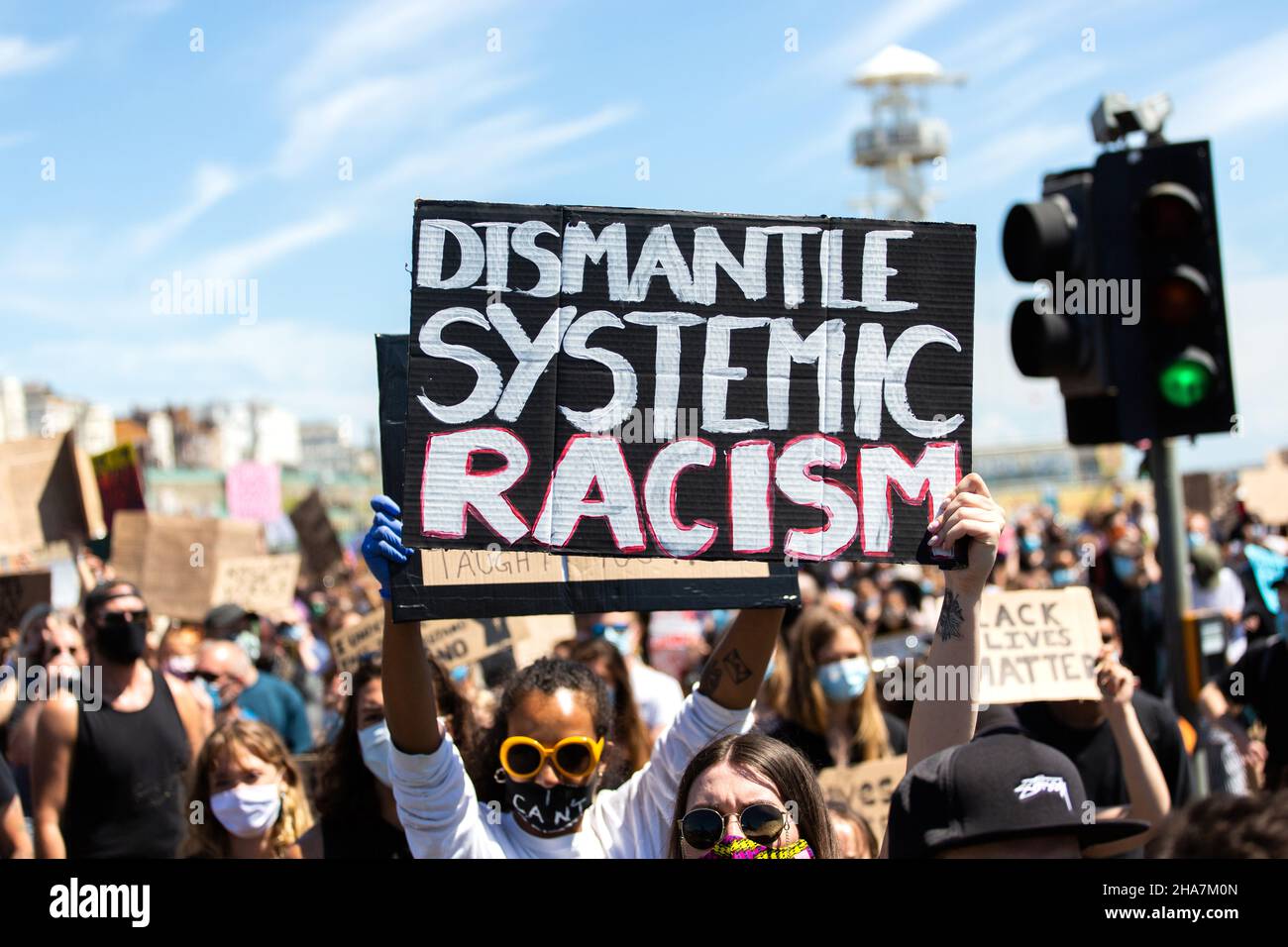 Black Lives protestataires avec démanteler le racisme systémique écriteau Brighton 2020 Banque D'Images