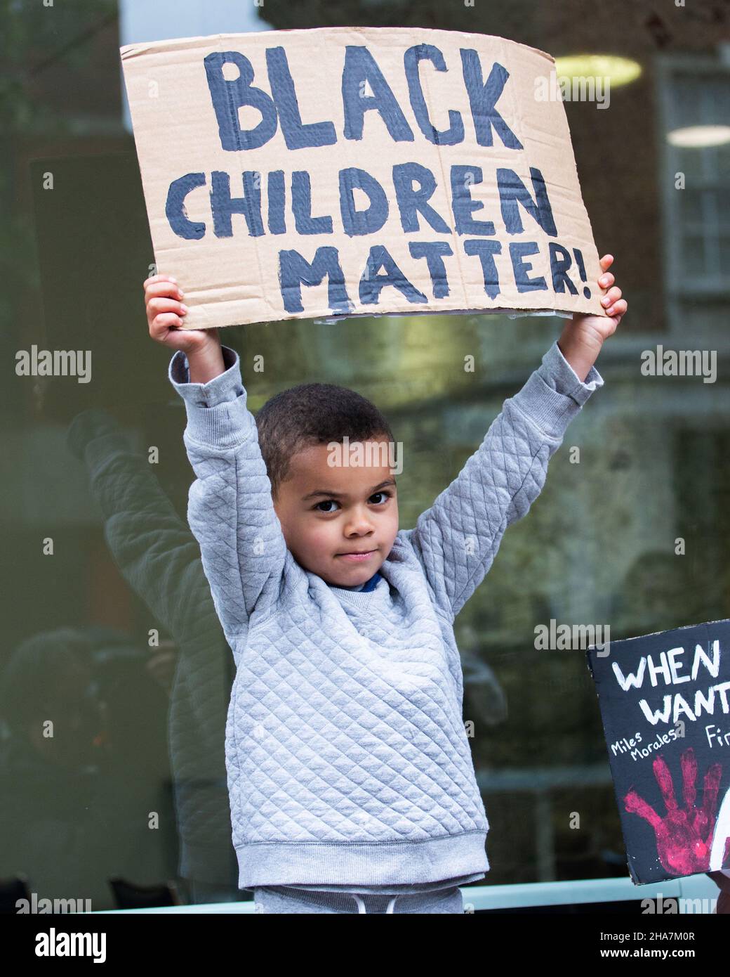 BLM enfant protstor tenant noir enfants matière étiquette Londres 2020 Banque D'Images