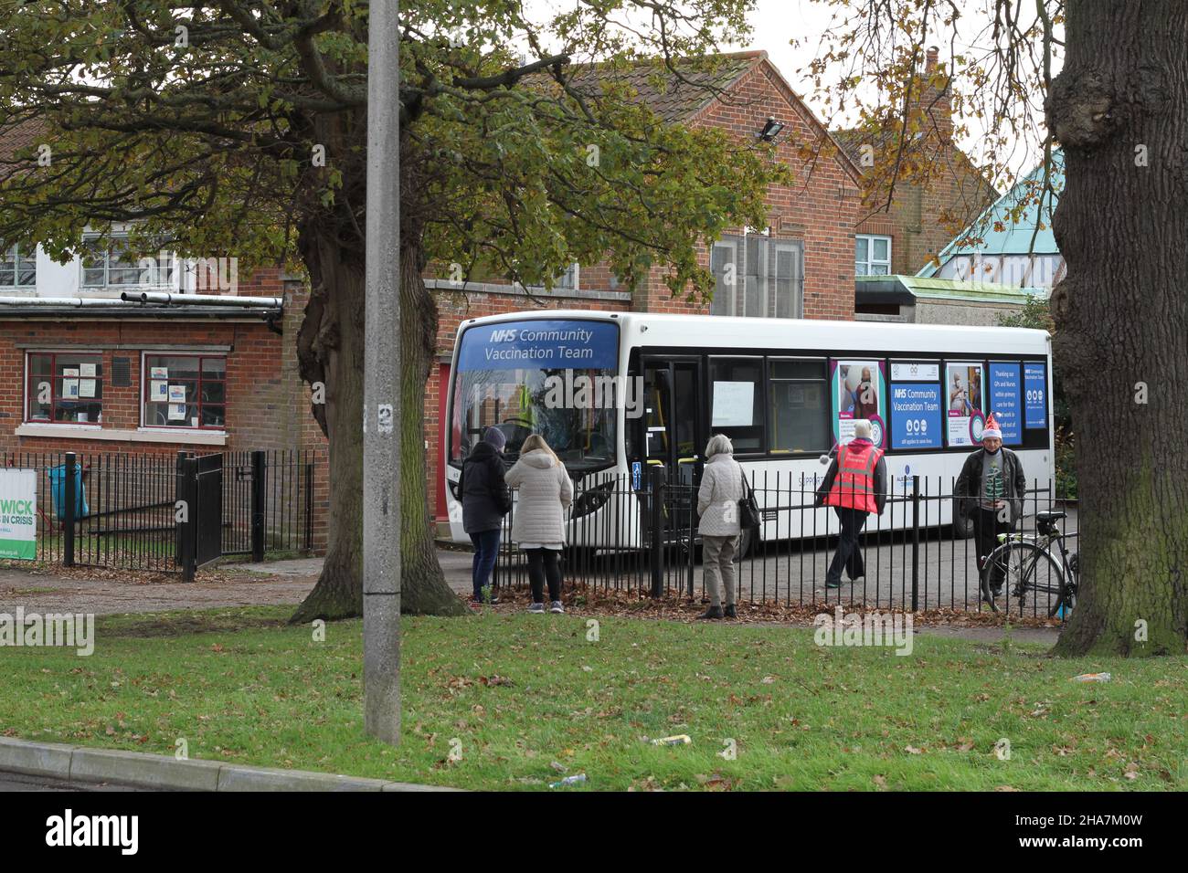 Colchester, Royaume-Uni.11th décembre 2021.Les gens visitent un bus de vaccination pour avoir leurs jabs et vaccins de rappel pour aider à protéger contre la propagation de la variante Omicron de Covid.Crédit : Eastern Views/Alamy Live News Banque D'Images