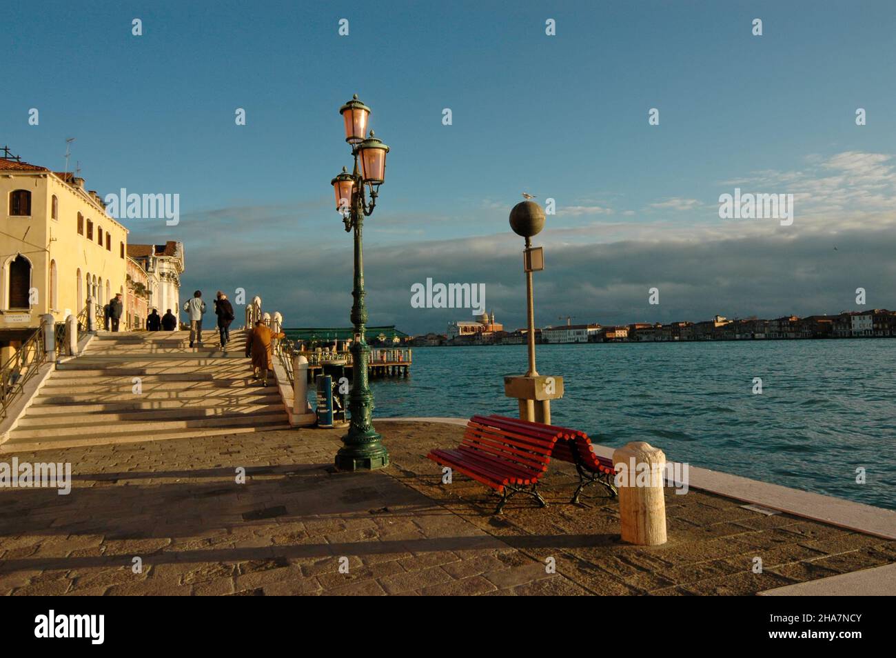 La promenade Zattere à Venise en Italie.En arrière-plan l'île de Giudecca en un jour ensoleillé Banque D'Images