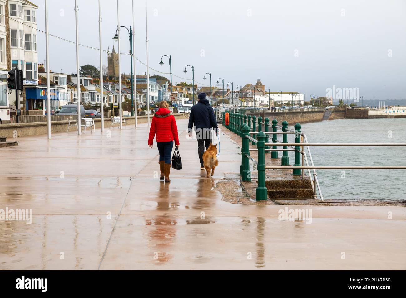 Penzance,Cornwall,11th décembre 2021,un autre jour gris et lugubre à Penzance, Cornwall, un jour doux mais venteux.La température était de 13C, ce qui est au-dessus de la normale pour cette période de l'année.Les prévisions météorologiques sont pour le nuage pour le reste de la journée.Credit: Keith Larby/Alamy Live News Banque D'Images