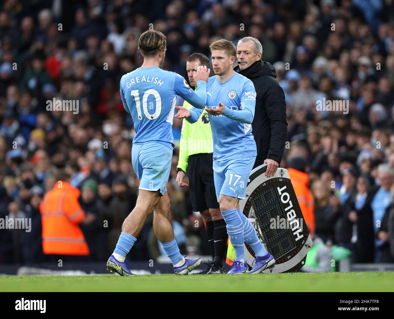 Jack Grealish de Manchester City salue Kevin de Bruyne comme il est remplacé lors du match de la Premier League au Etihad Stadium de Manchester.Date de la photo: Samedi 11 décembre 2021. Banque D'Images