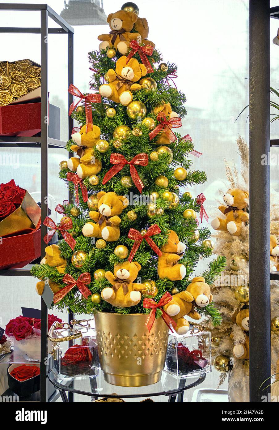 Sapin de Noël festif décoré d'arcs rouges et d'ours en peluche jouets en  pot doré Photo Stock - Alamy