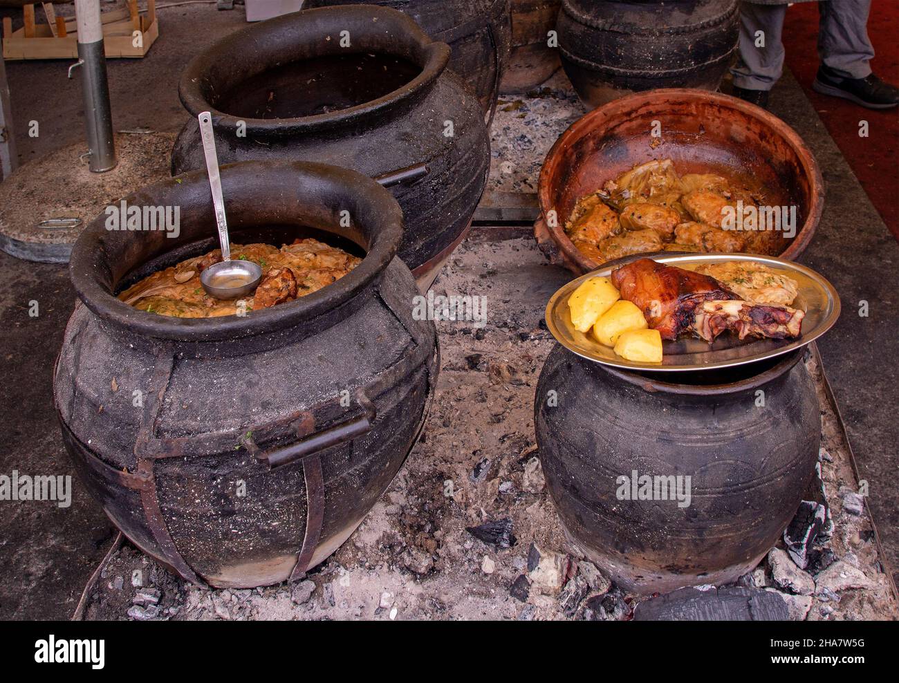 Cuisine traditionnelle régionale de la région des Balkans cuisinée dans des pots en faïence et servie chaude sur le marché local Banque D'Images