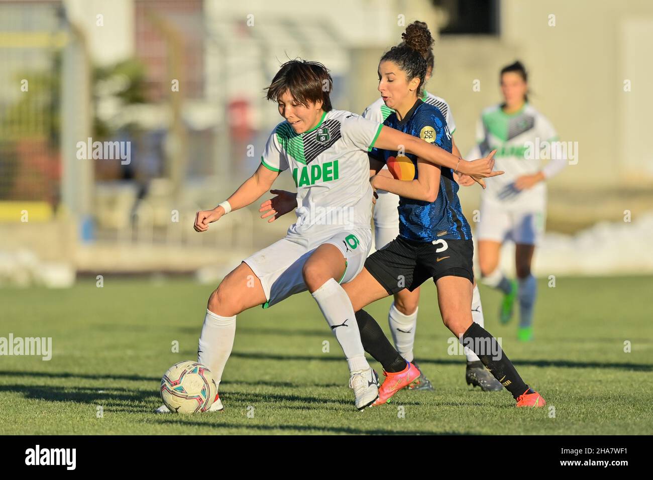 Mana Mihashi (#6 US Sassuolo) et Ghoutia Karcouni (#5 Inter) pendant la série Un match entre le FC Internazionale et l'US Sassuolo Calcio au stade Speroni à Busto Arsizio (va), Italie Cristiano Mazzi/SPP Banque D'Images