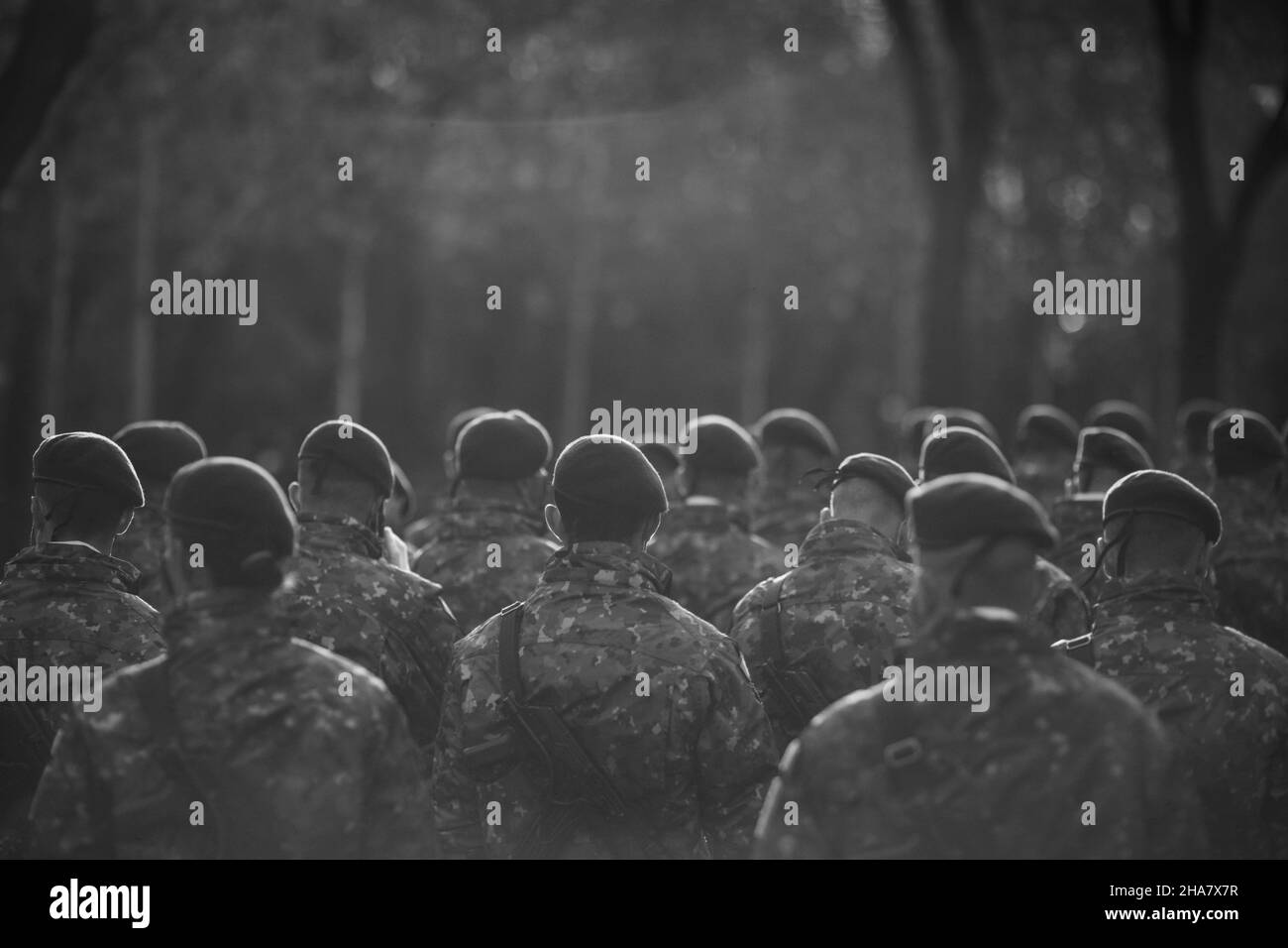 Bucarest, Roumanie - 1 décembre 2021 : les soldats de l'armée roumaine se préparent au défilé militaire de la journée nationale roumaine. Banque D'Images