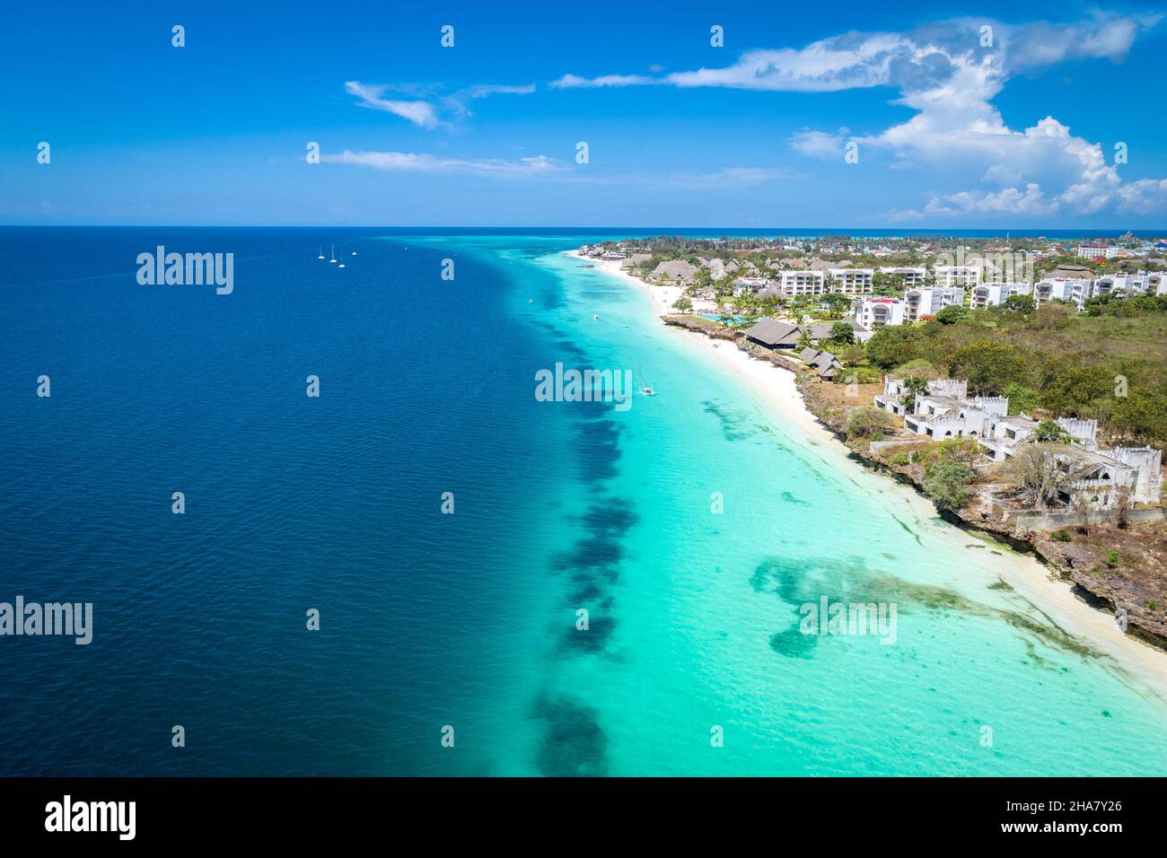 Vue aérienne de la plage de Nungwi à Zanzibar, Tanzanie avec station de luxe et eaux turquoise de l'océan.Image en tons. Banque D'Images