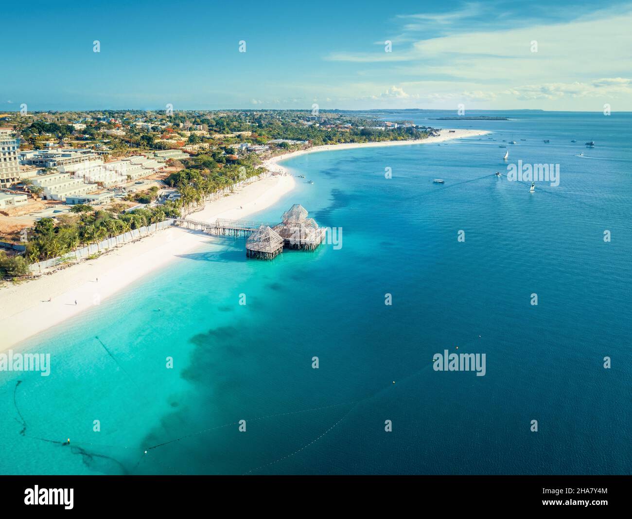 Vue aérienne de la plage de Kendwa à Zanzibar, Tanzanie avec station de luxe et eaux turquoise de l'océan.Image en tons. Banque D'Images