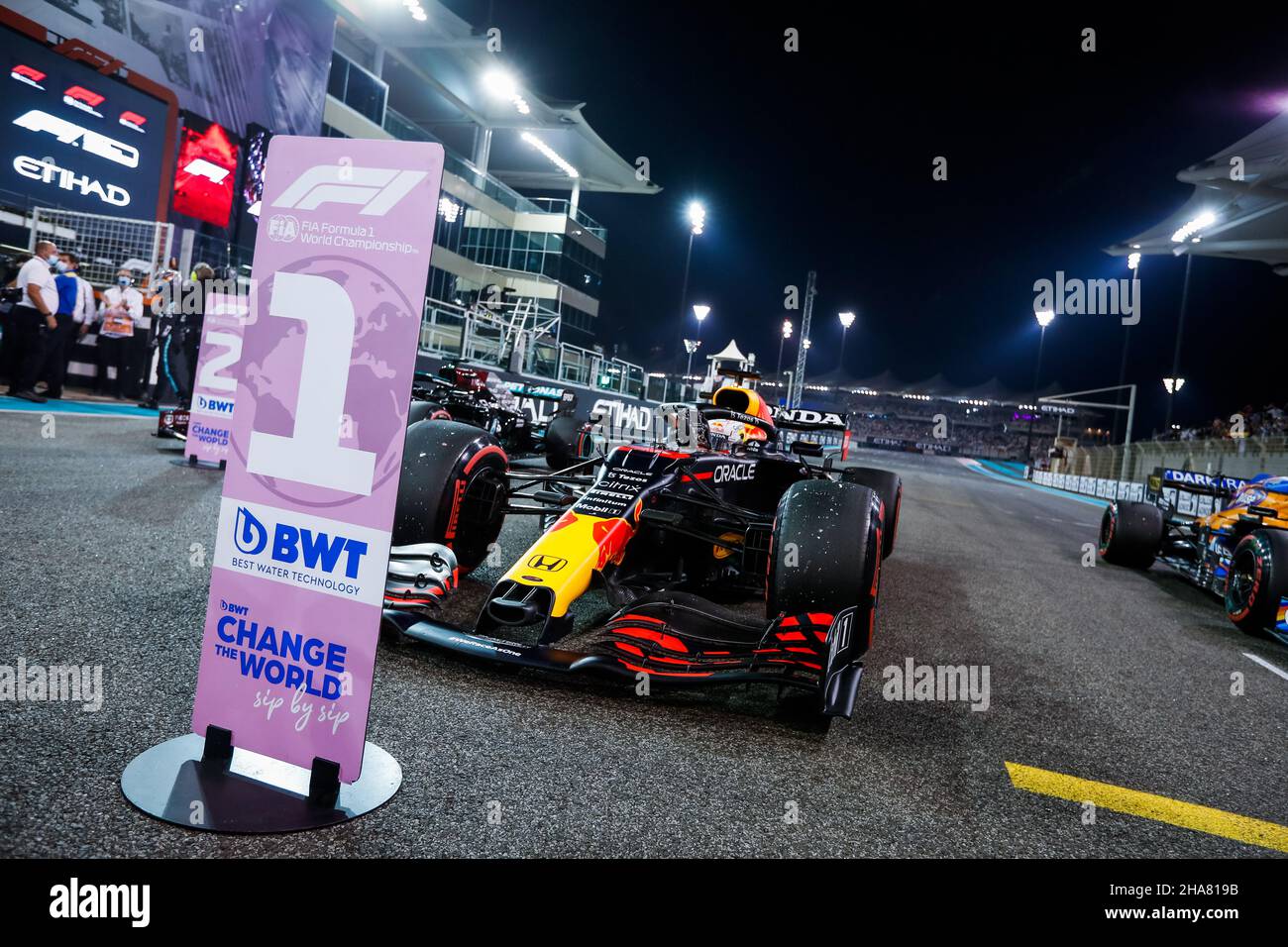 VERSTAPPEN Max (Ned), Red Bull Racing Honda RB16B, position de mât de portrait lors du Grand Prix Etihad Airways Abu Dhabi 2021 de Formule 1, 22th tour du Championnat du monde de Formule 1 FIA 2021 du 10 au 12 décembre 2021 sur le circuit Yas Marina, à Yas Island, Abu Dhabi - photo :Antonin Vincent/DPPI/LiveMedia Banque D'Images