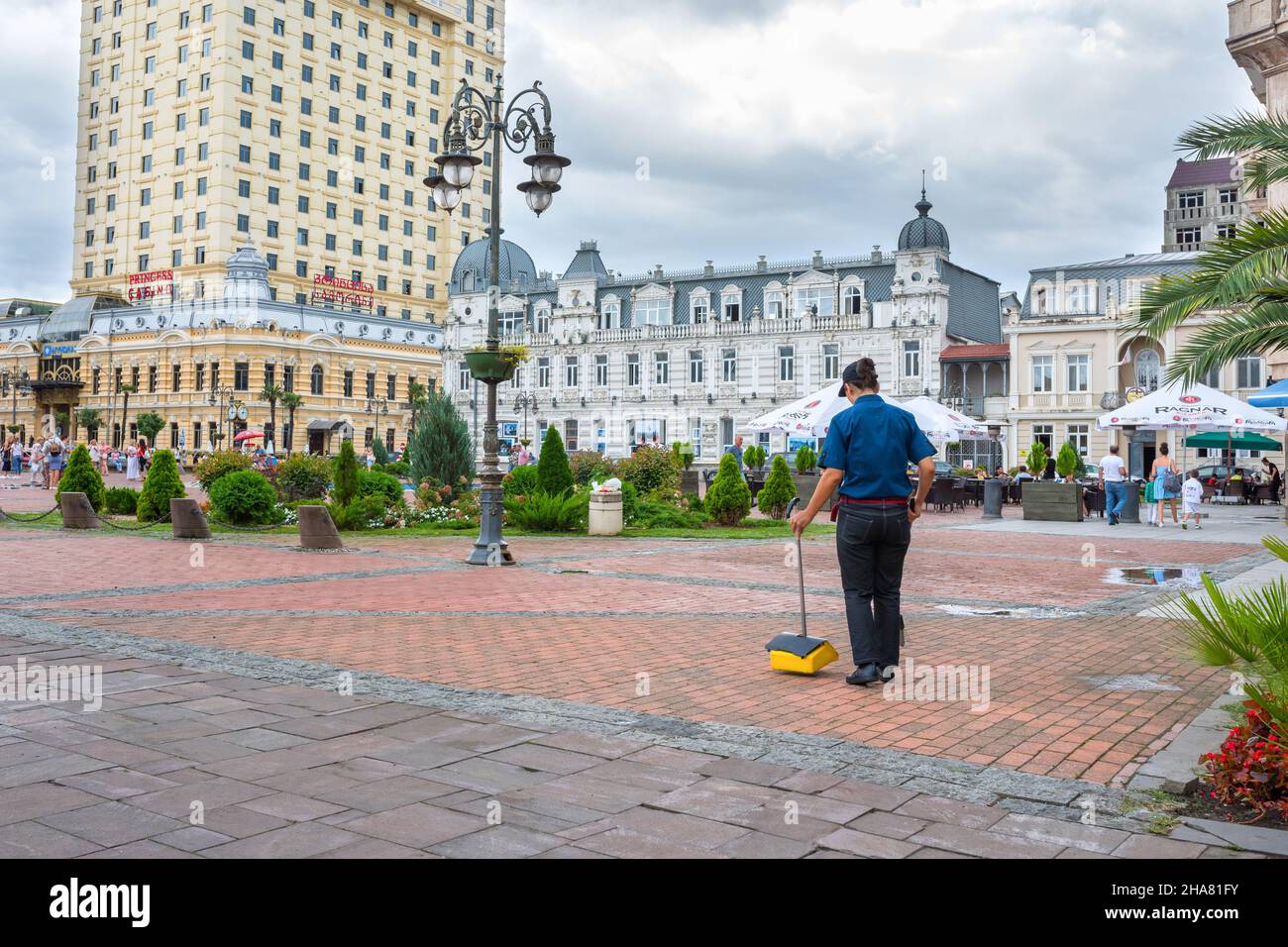 Batumi, Géorgie - 12 août 2018 : nettoyage du territoire, dans la ville.La personne balaie les rues.Usage éditorial uniquement. Banque D'Images