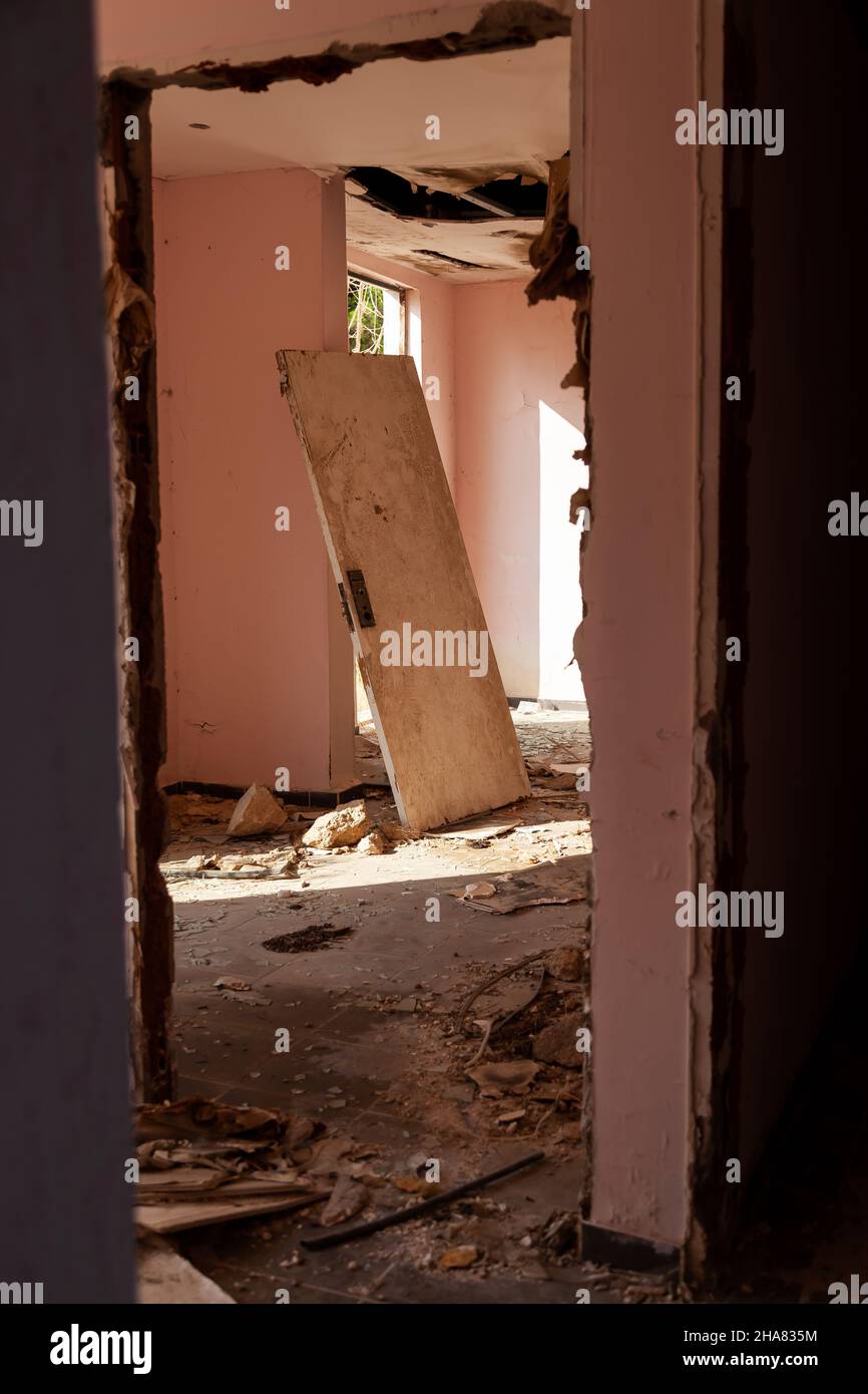Un couloir sombre vide effrayant dans un bâtiment abandonné.Des murs de chichis.Le jeu de la