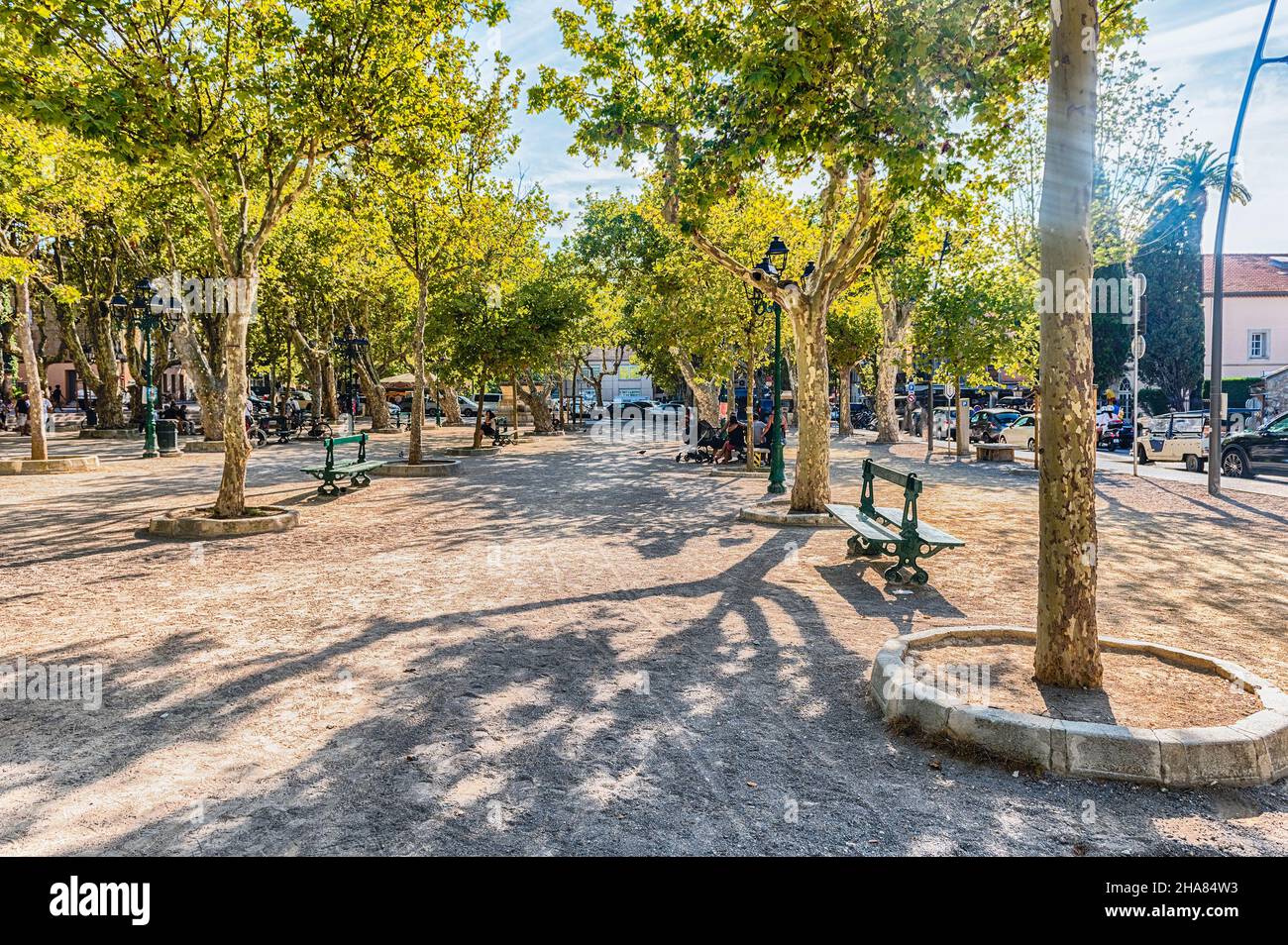La pittoresque place des Lices à Saint-Tropez, Côte d'Azur, France. La place abrite à la fois un marché provençal et une aire de jeux pour les jeux de boules typiques Banque D'Images