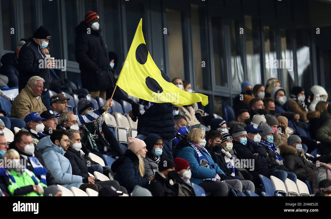 Firo: 11.12.2021 Fuvuball: Football: 3rd Bundesliga, saison 2021/2022 MSV Duisburg - SC Verl MSV fans avec drapeau aveugle Banque D'Images