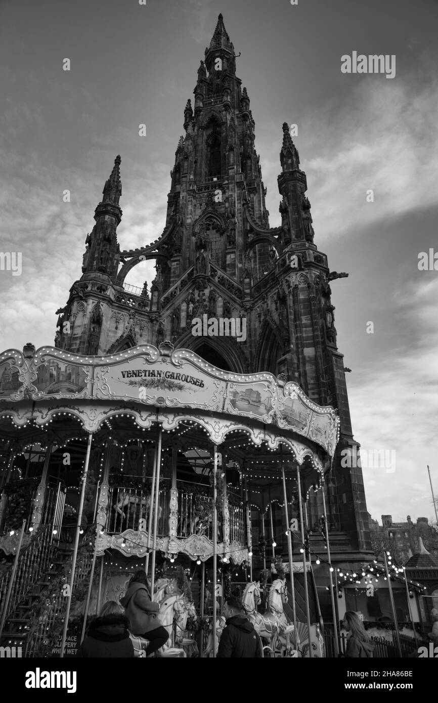 Monument Scott avec carrousel à Édimbourg en Écosse en monochrome Banque D'Images