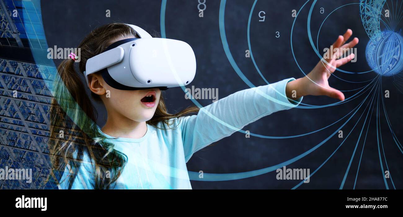 Enfant utilisant un casque de réalité virtuelle, enfant regardant dans des lunettes VR.Jeune personne avec des lunettes futuristes ayant l'amusement, petite fille jouant aux jeux vidéo.Tech Banque D'Images