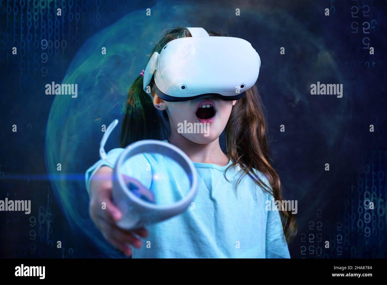 Enfant utilisant un casque de réalité virtuelle, enfant regardant dans des lunettes VR.Jeune personne avec des lunettes futuristes ayant l'amusement, petite fille jouant aux jeux vidéo.Tech Banque D'Images