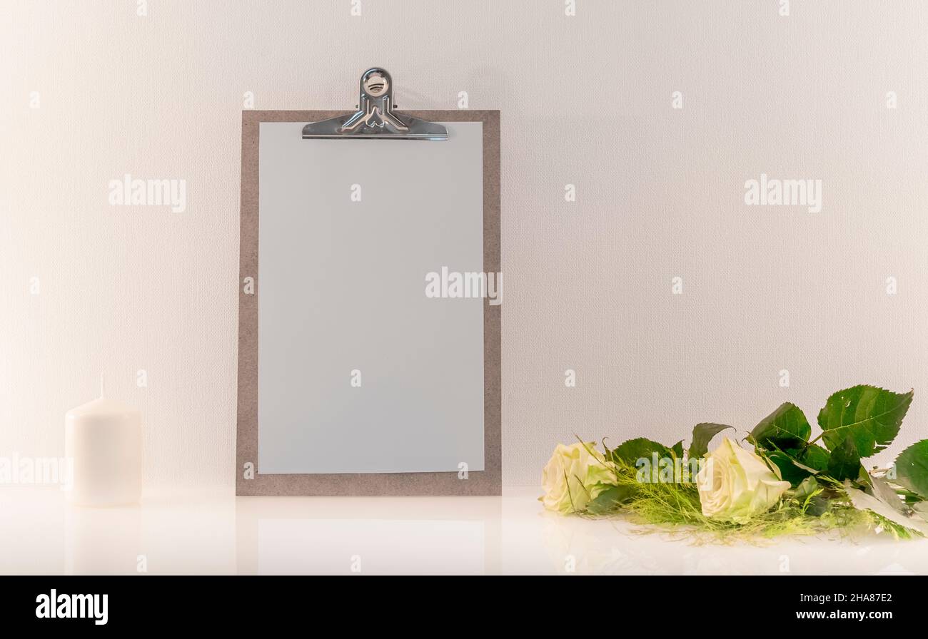 Presse-papiers en bois avec espace vide pour les logos, inscription publicitaire. Banque D'Images