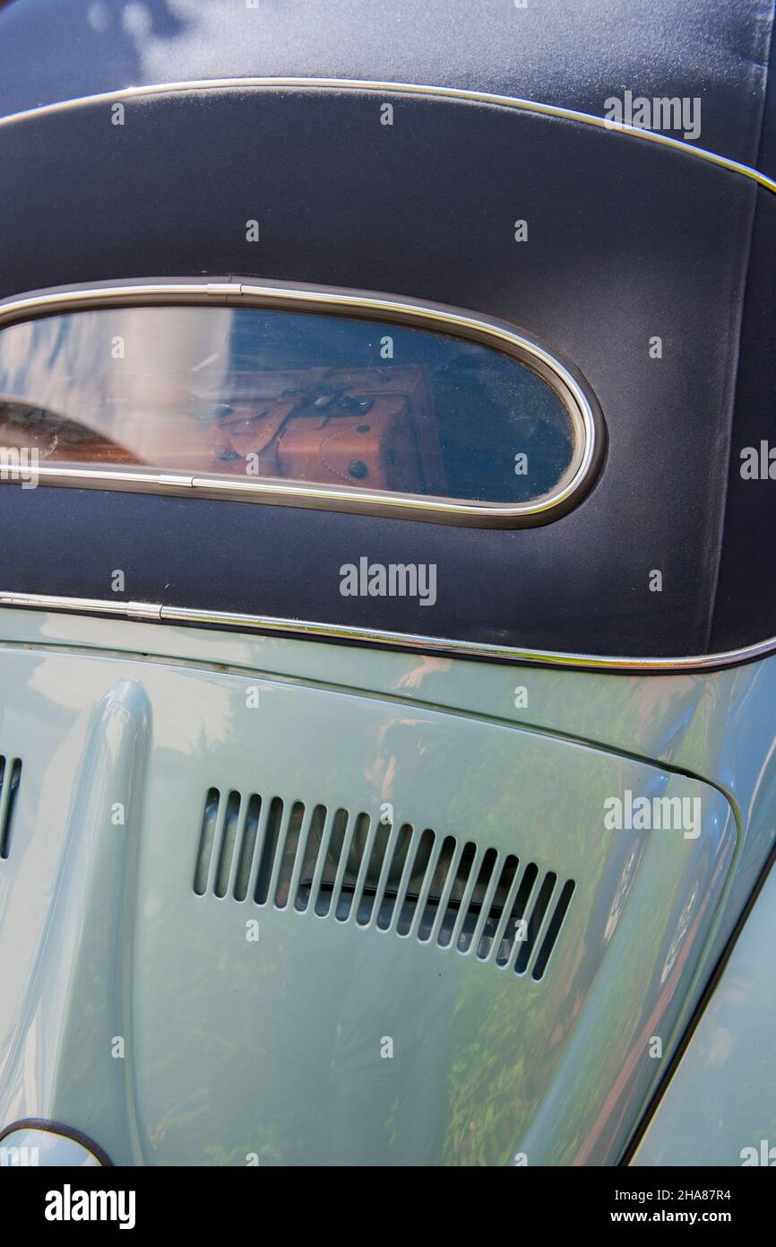 Vue partielle arrière de la lunette arrière d'un cabriolet vintage à partir du 1960s. Banque D'Images