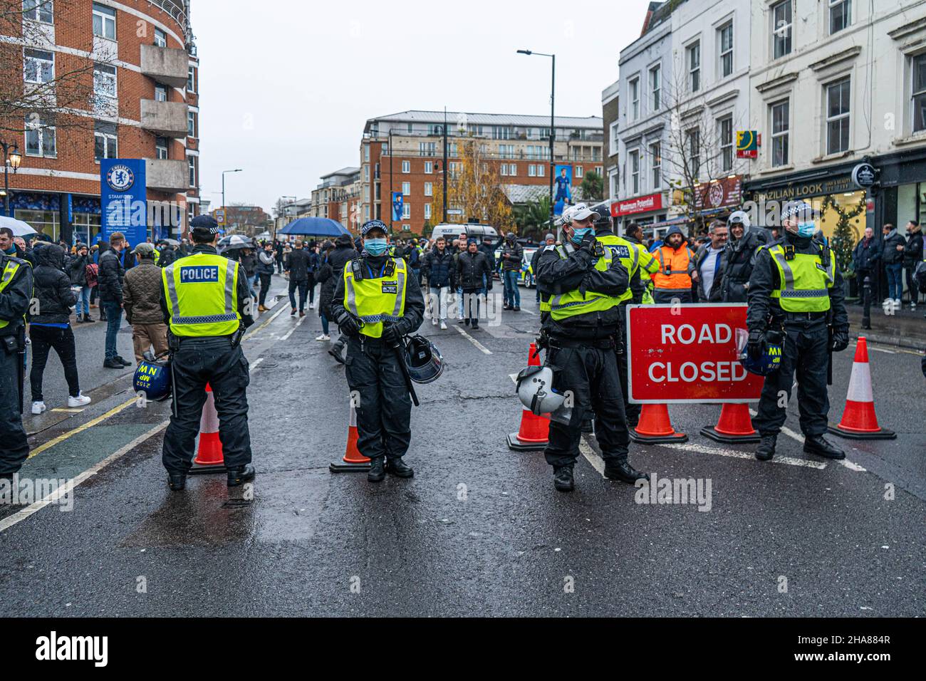 STAMFORD BRIDGE LONDRES, ROYAUME-UNI.11 décembre 2021.Présence importante d'officiers de police anti-émeute au pont de Stamford en prévision de violences potentielles entre fans rivaux avant le match de la Premier League entre Chelsea et Leeds United Credit: amer ghazzal/Alay Live News Banque D'Images
